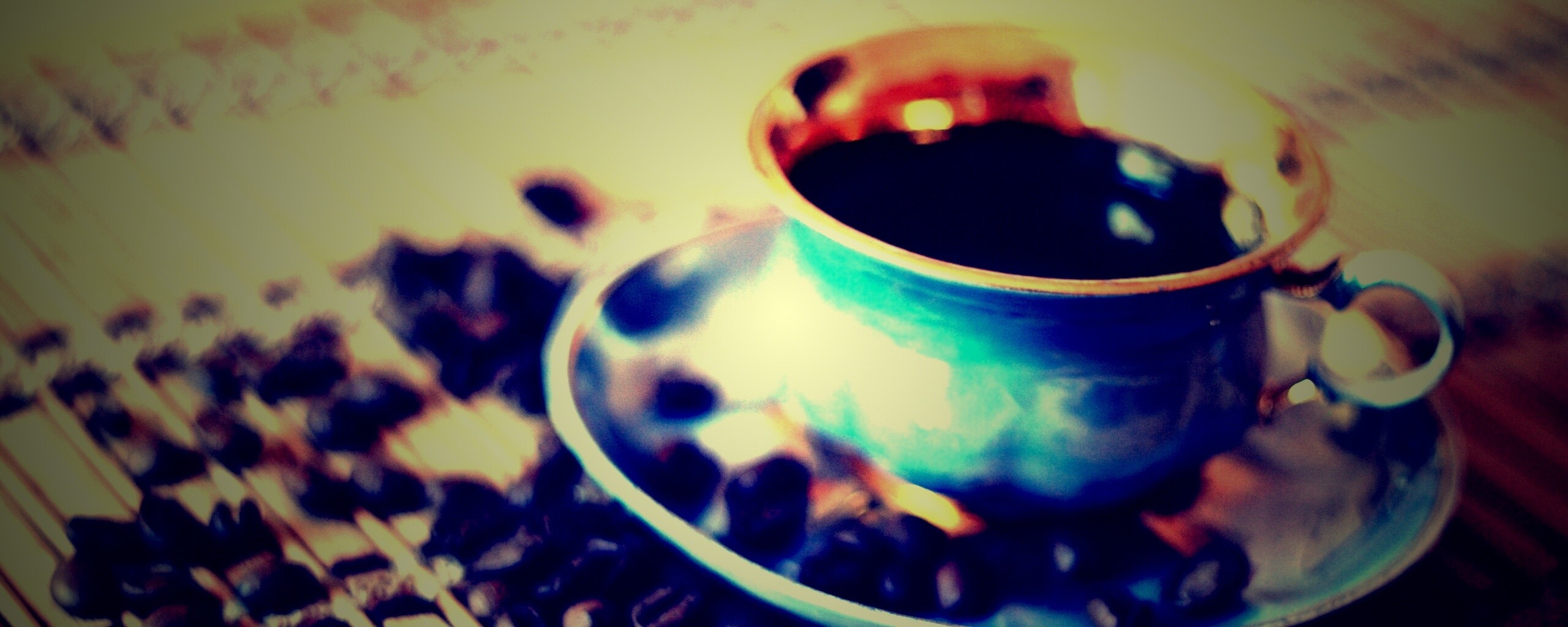 Чашка кофе и немного зерен обои