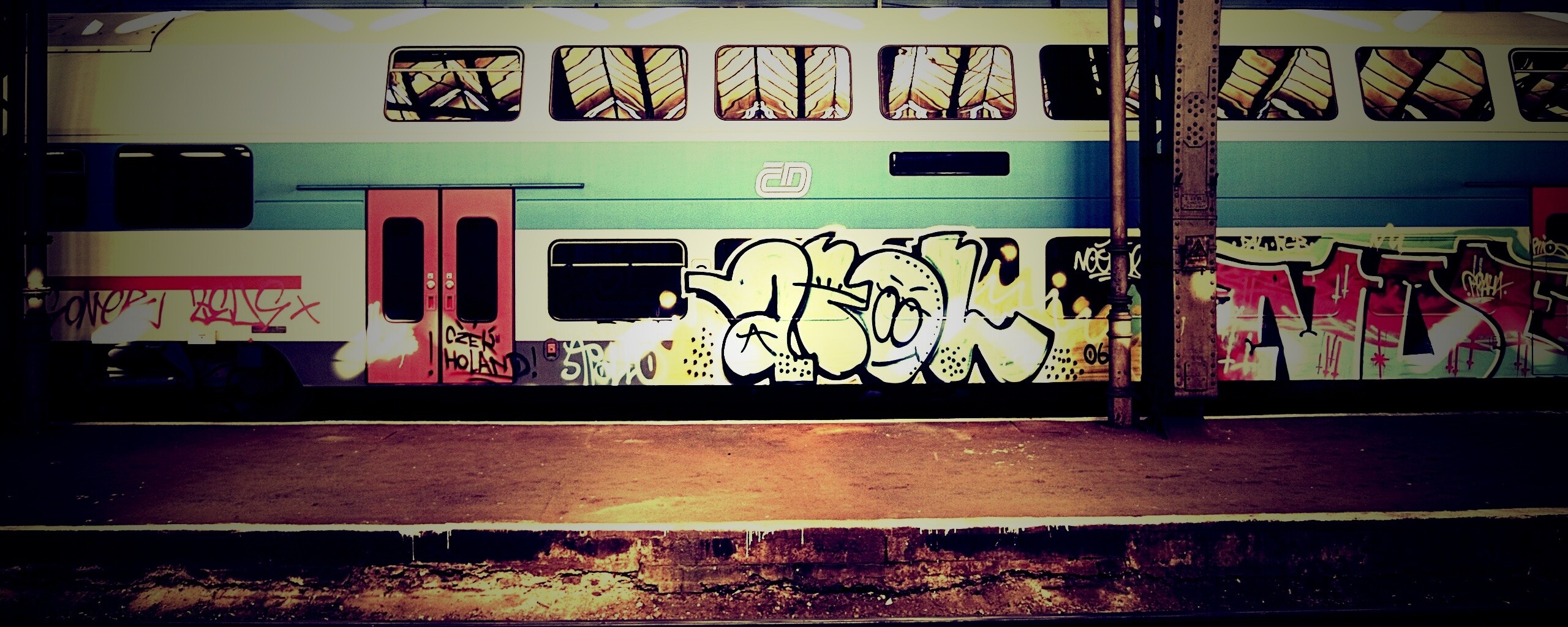 Изрисованный вагон метро обои