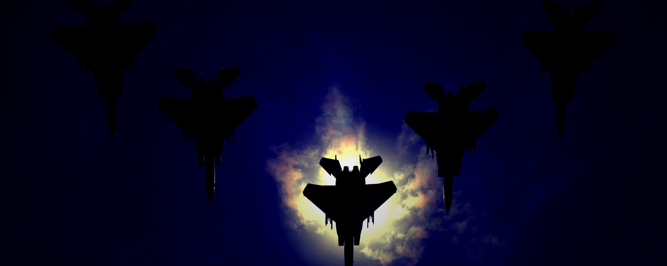 Ряд истрибителей на фоне солнца обои