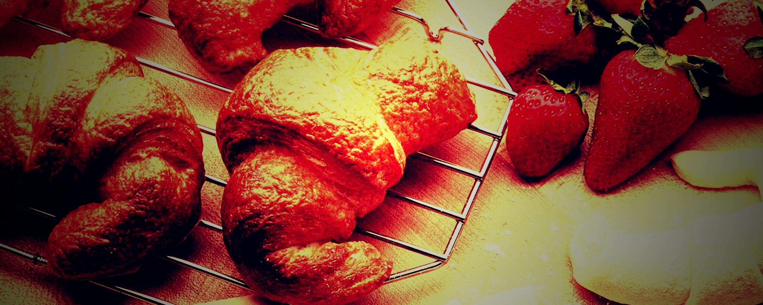 Круассаны с клубникой обои