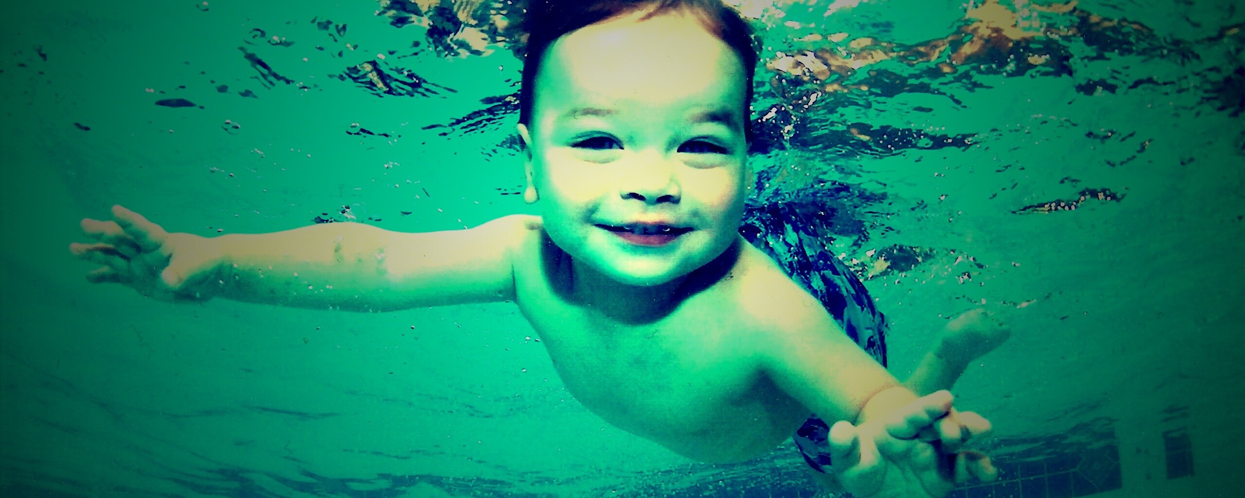 Маленький пловец обои