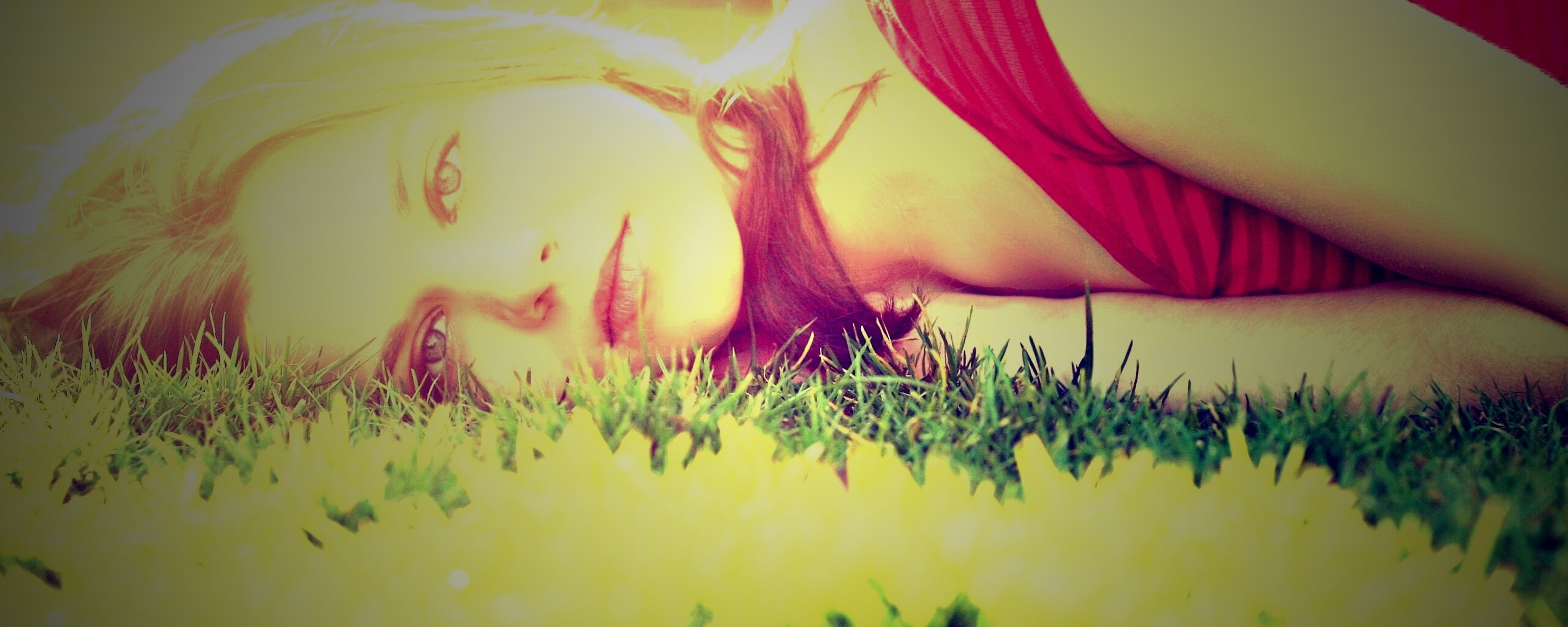 Девушка на траве обои