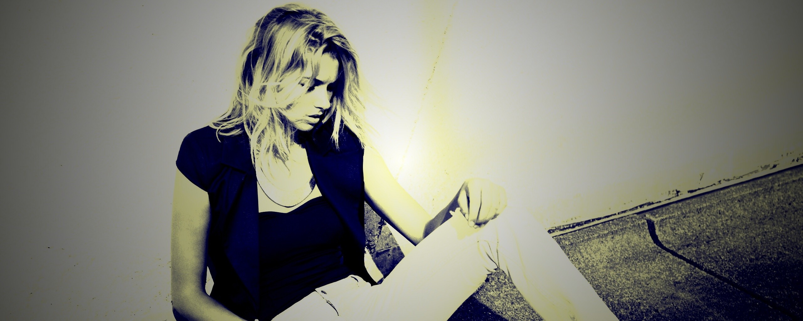 Девушка у стены обои