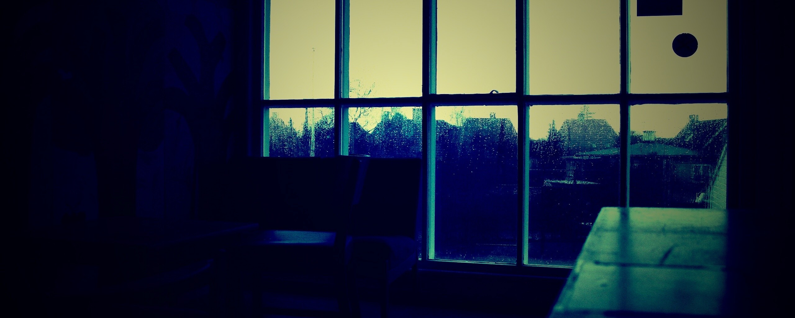 Тёмная комната и дождь за окном обои