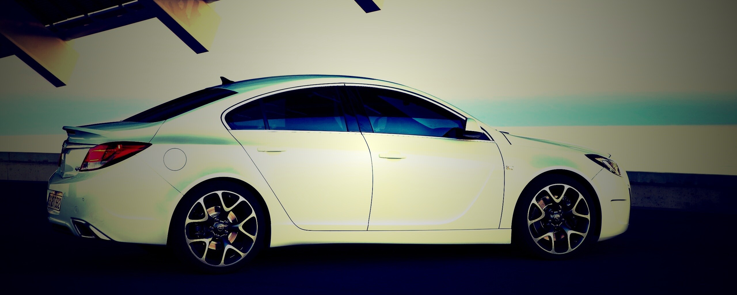 Белый седан под крышей обои