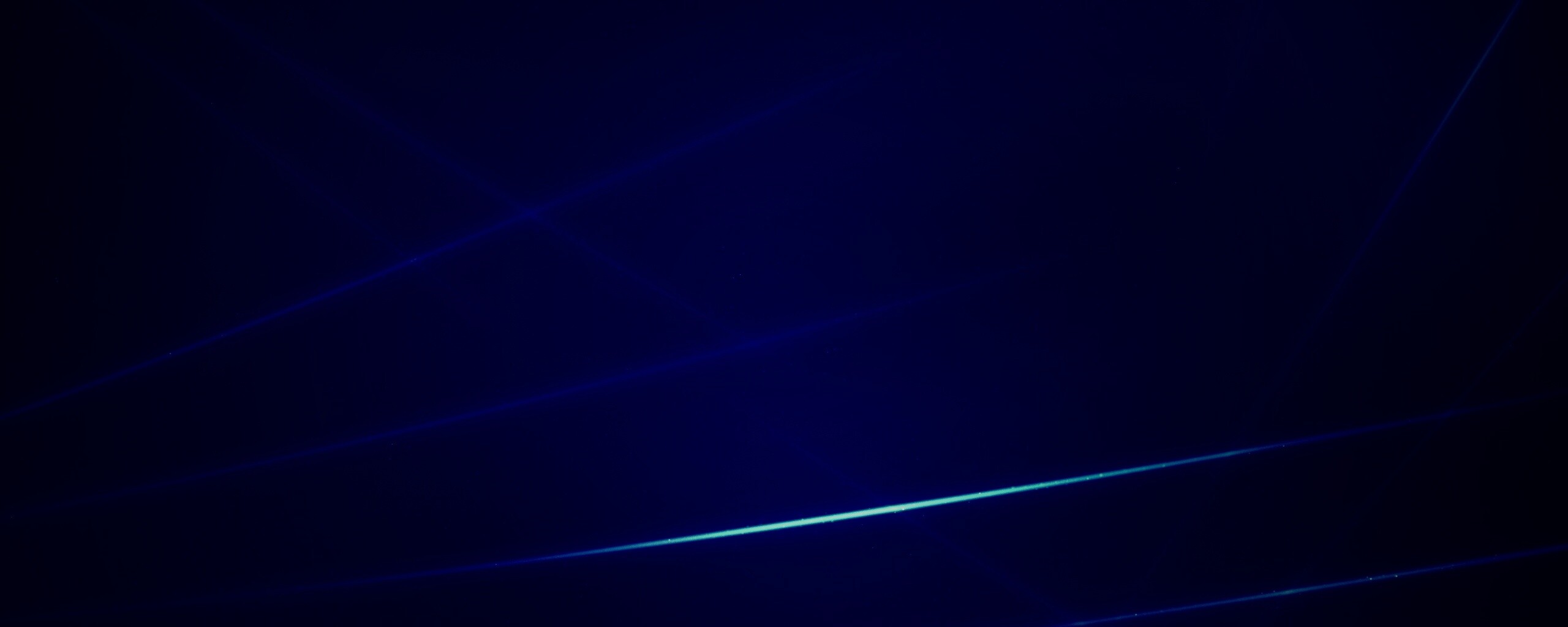 Лучи света на тёмно-синем фоне обои