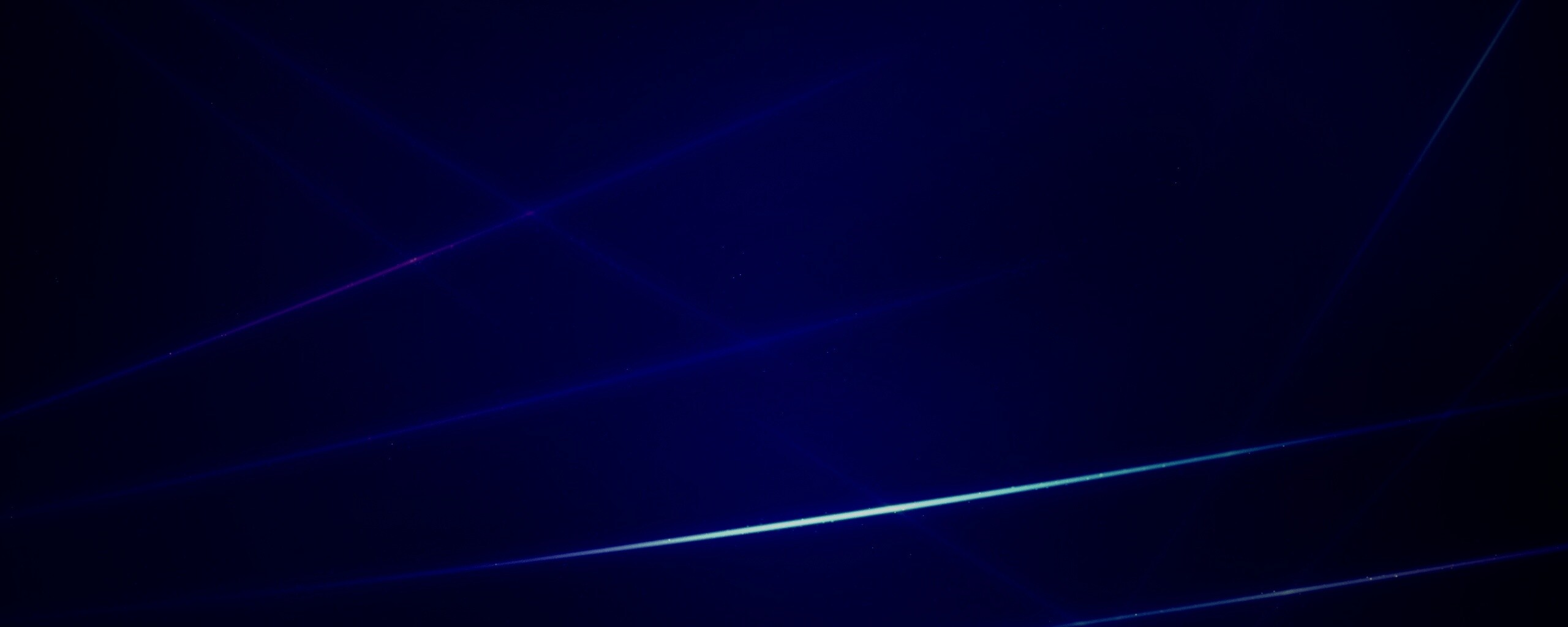 Лучи света на фиолетовом фоне обои