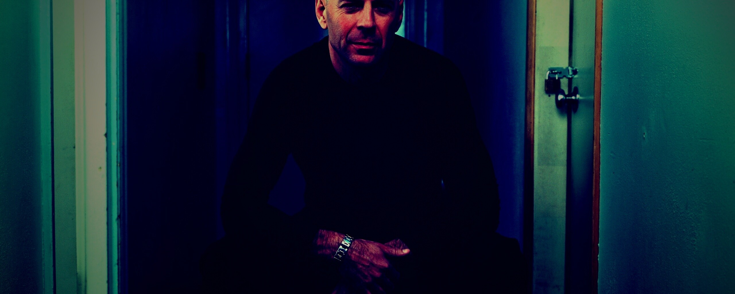 Брюс Уиллис на раскладном стуле обои