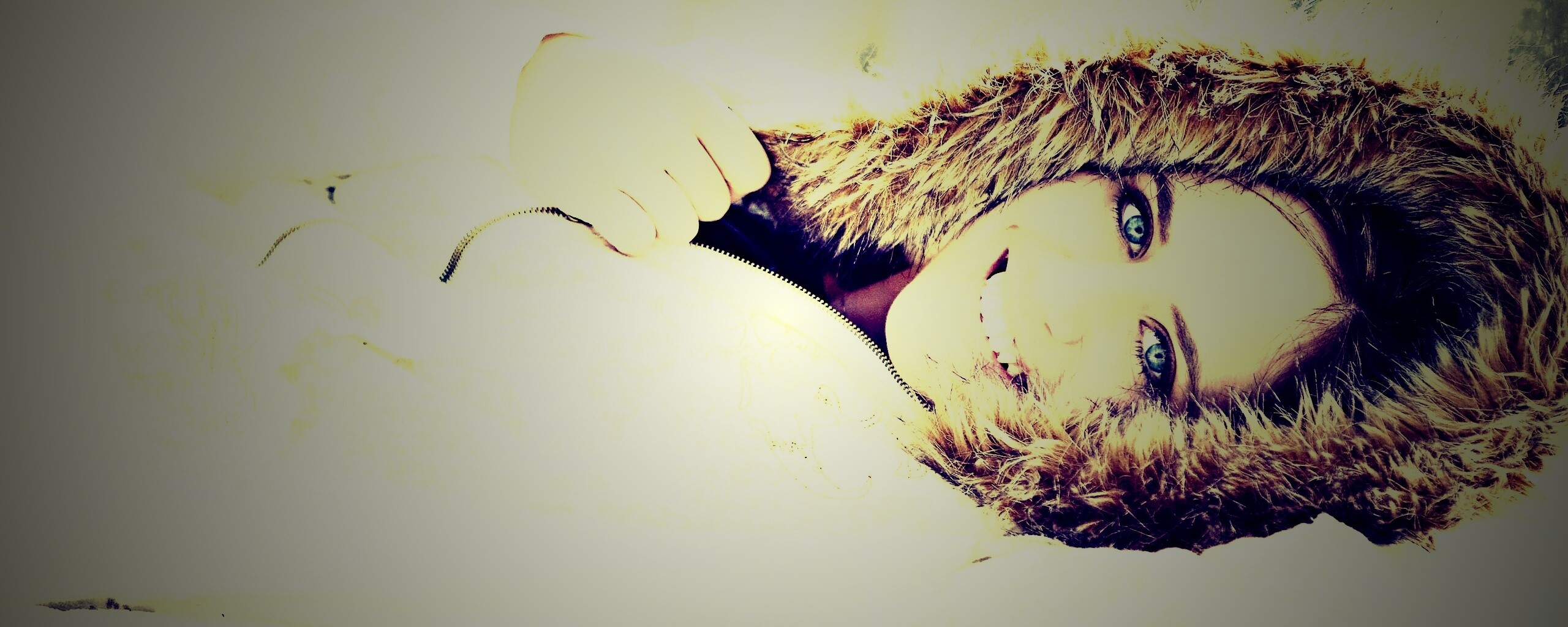 Девушка в снегу обои