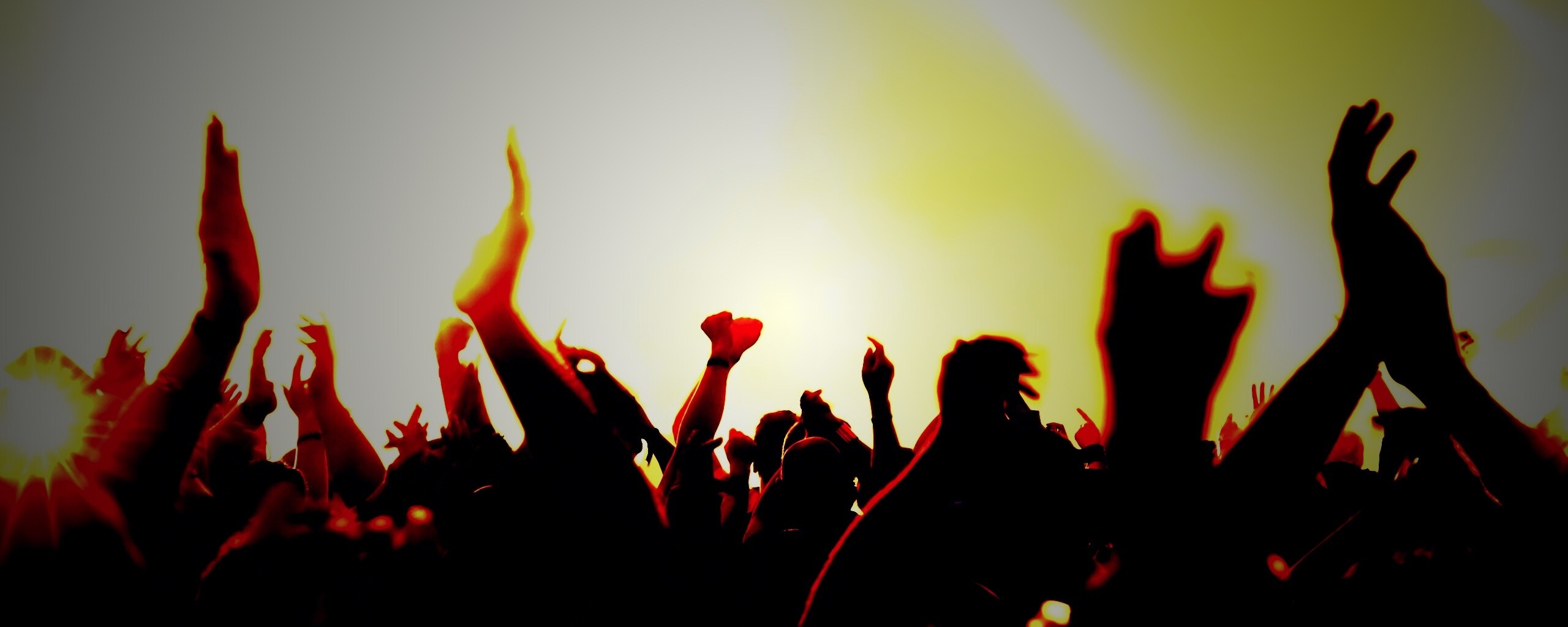 Руки людей на концерте обои