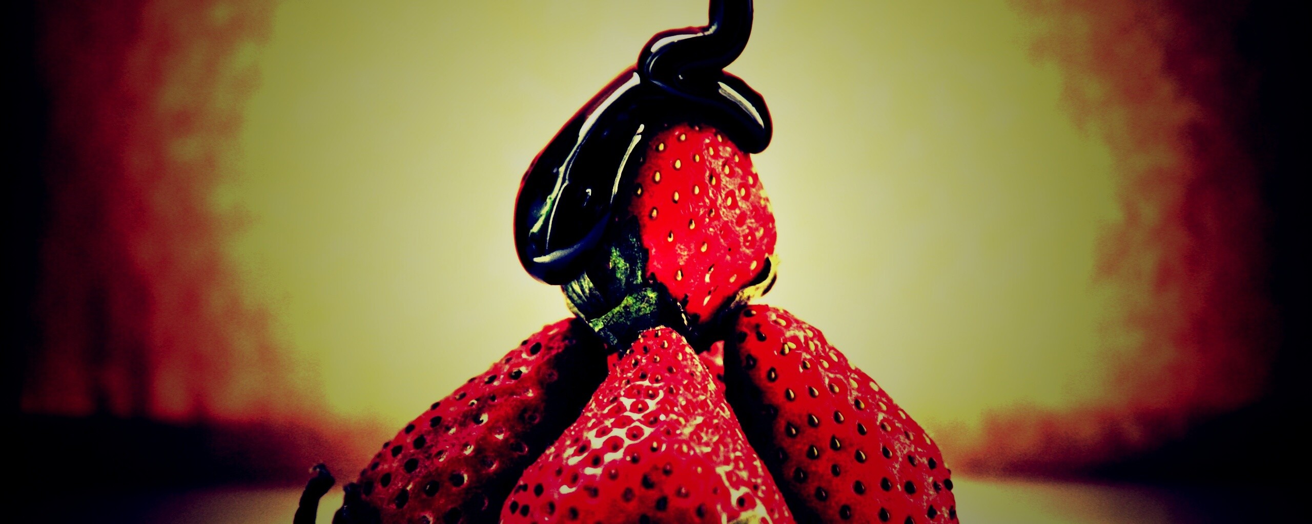 Аппетитная клубничка с шоколадом обои