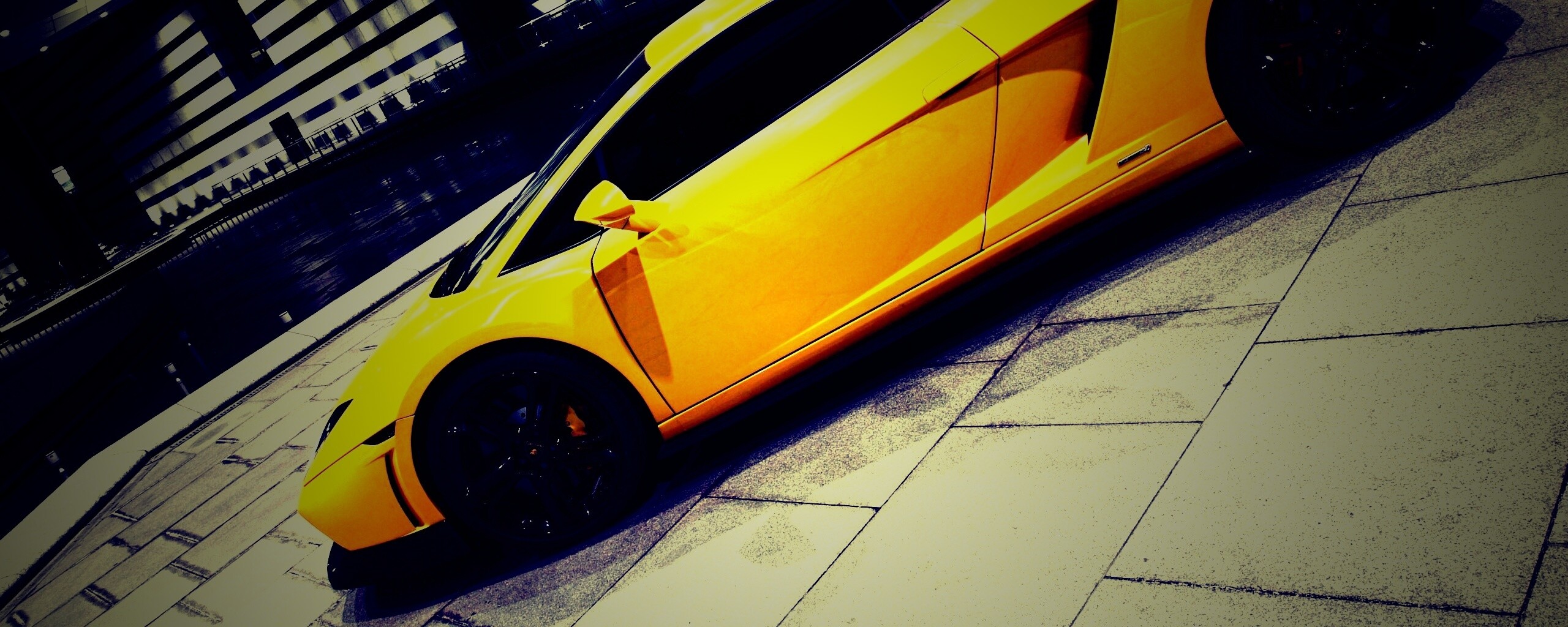 Желтая ламборджини в автосалоне обои