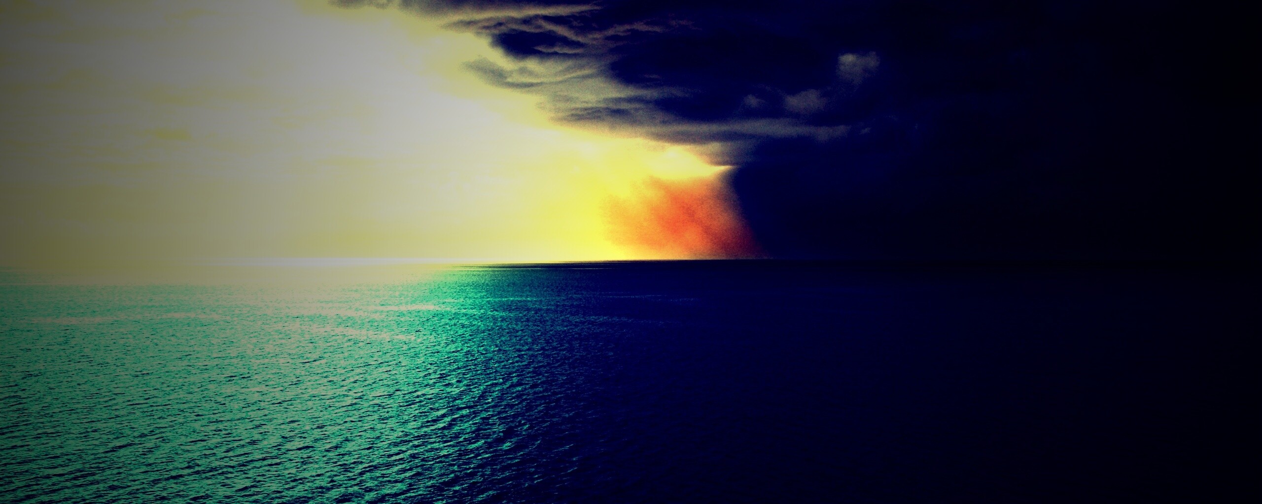 Синее море и грозные тучи обои