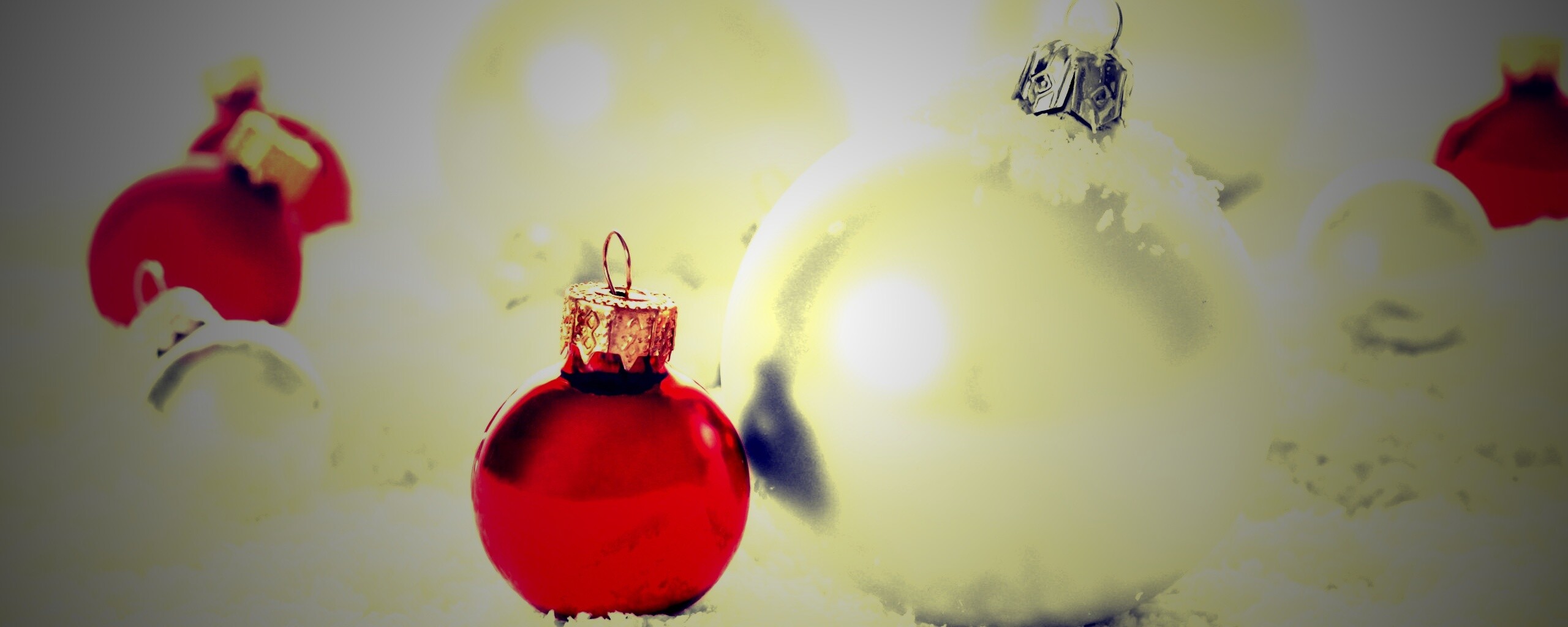 Красно-белые игрушки  обои