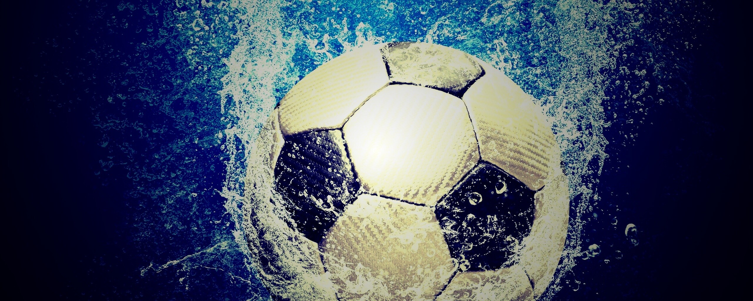 Футбольный мяч в воде обои