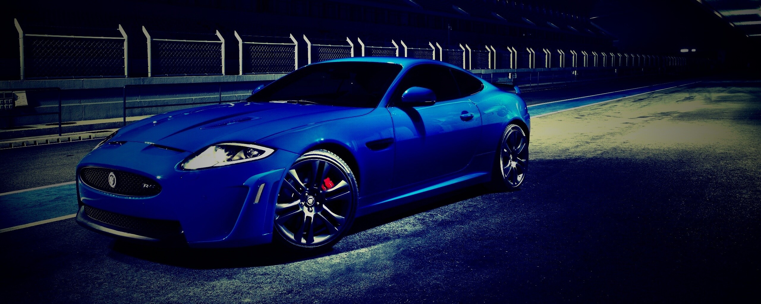 Синий спорткар на гоночном треке обои