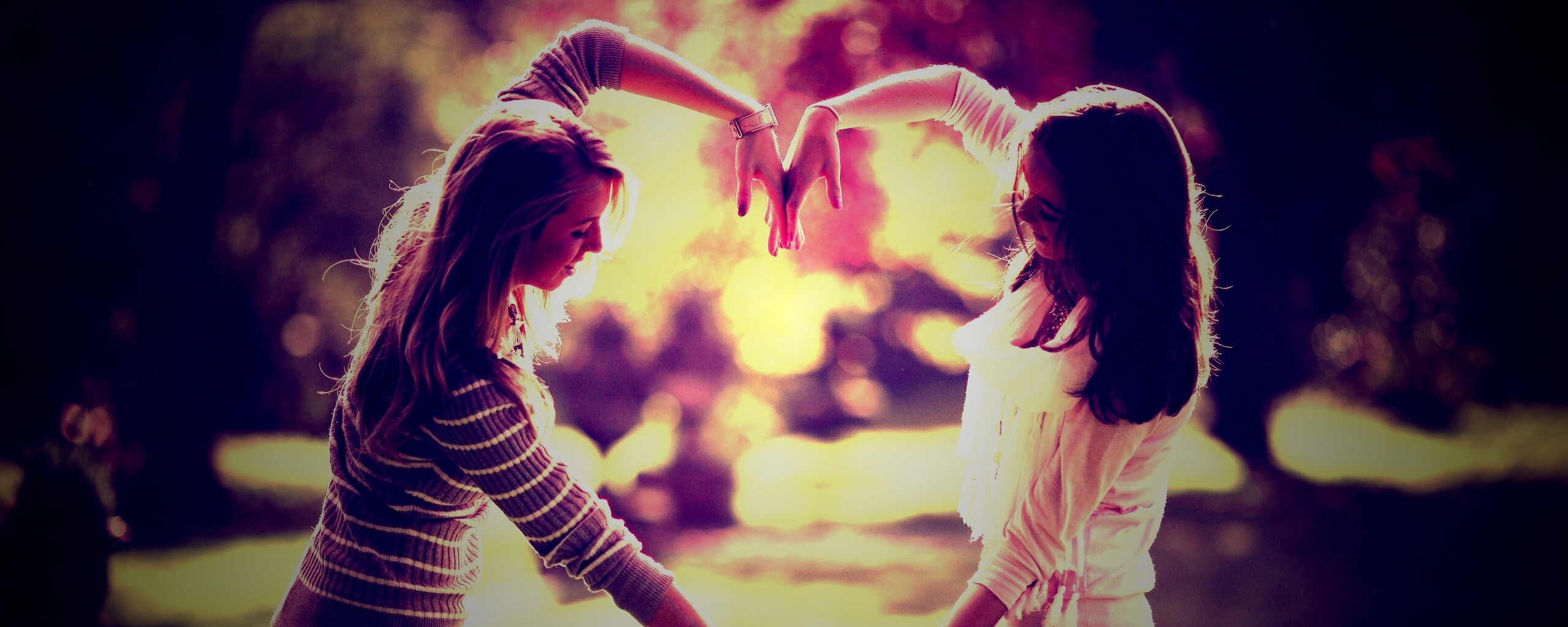 Две девушки и сердце из рук обои