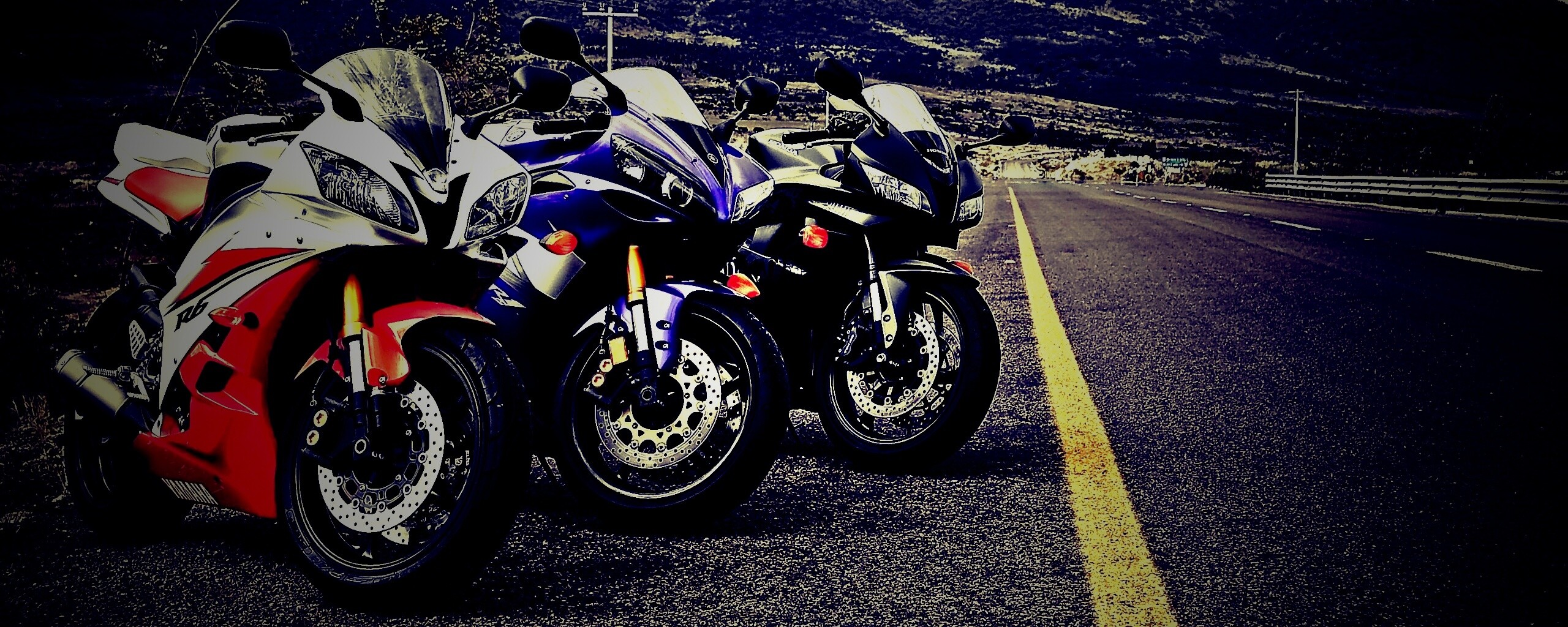 Раллийные мотоциклы на дороге обои