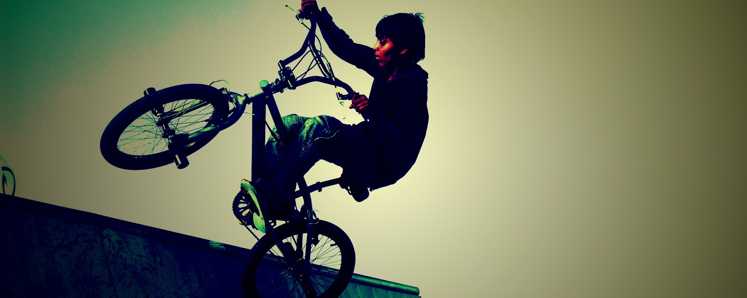 Мальчик на рампе обои