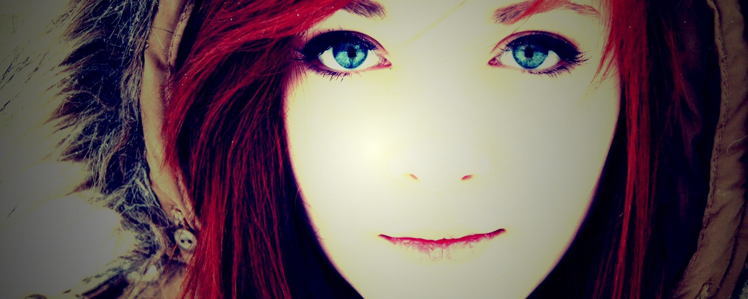 Рыжая в капюшоне обои