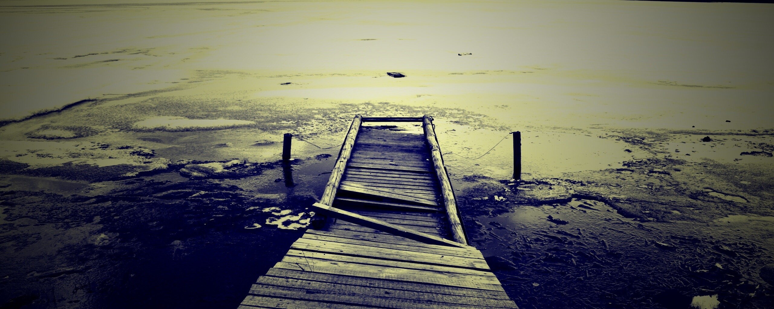 Пирс на замерзшем озере обои