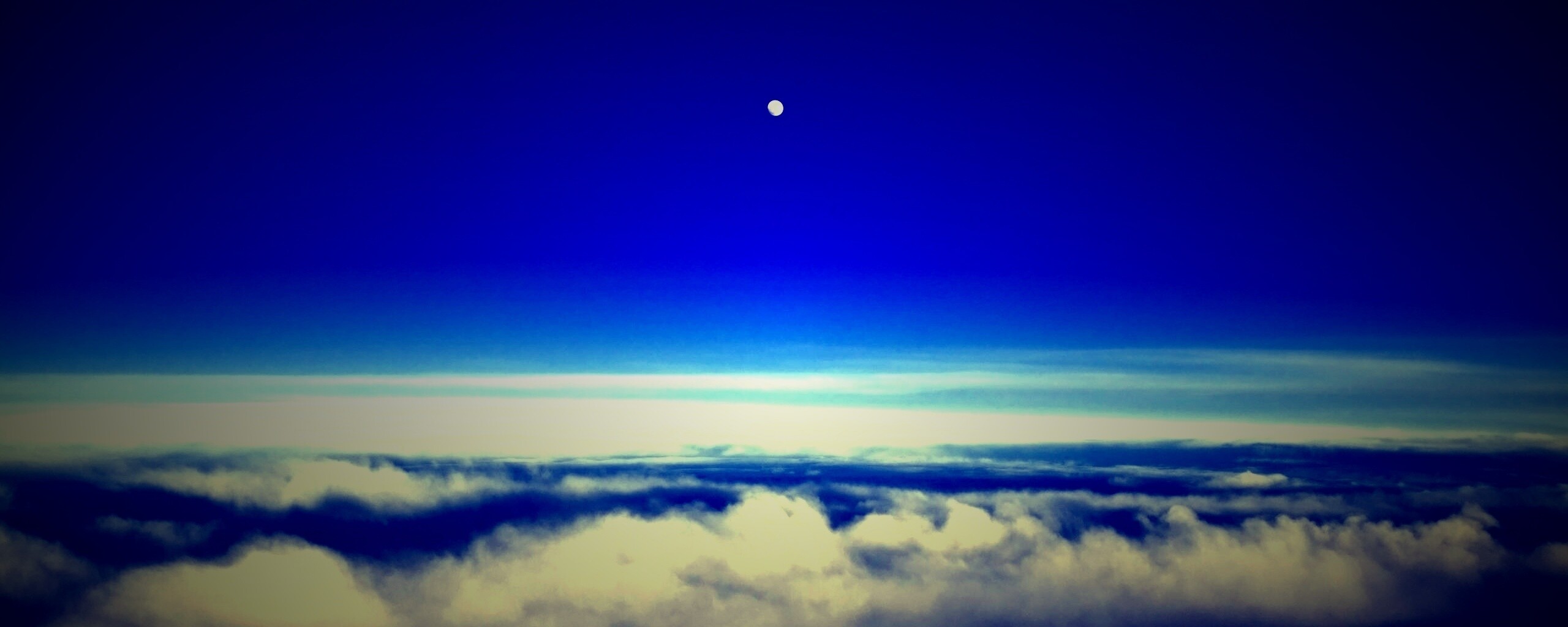Одинокая луна над облаками обои