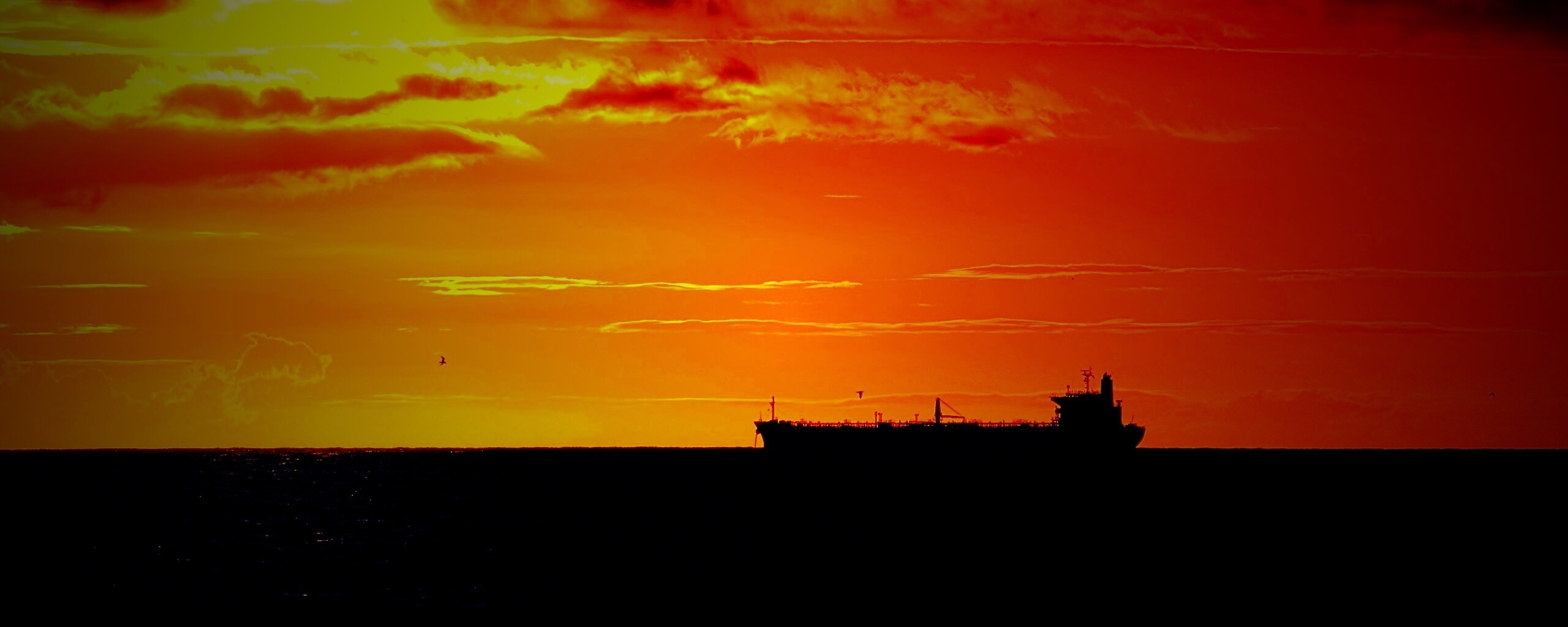 Баржа на закате обои