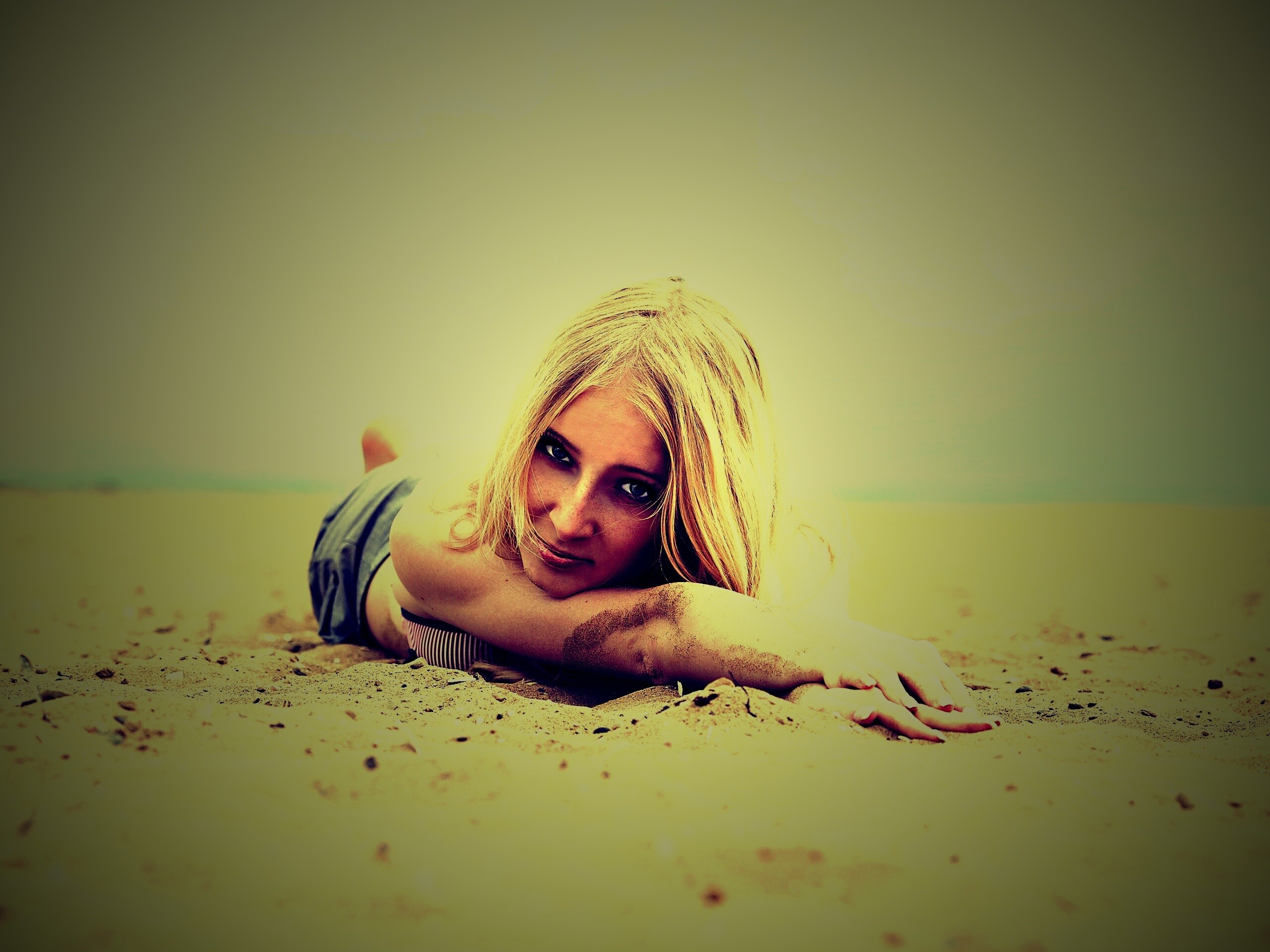 Девушка на пляже обои