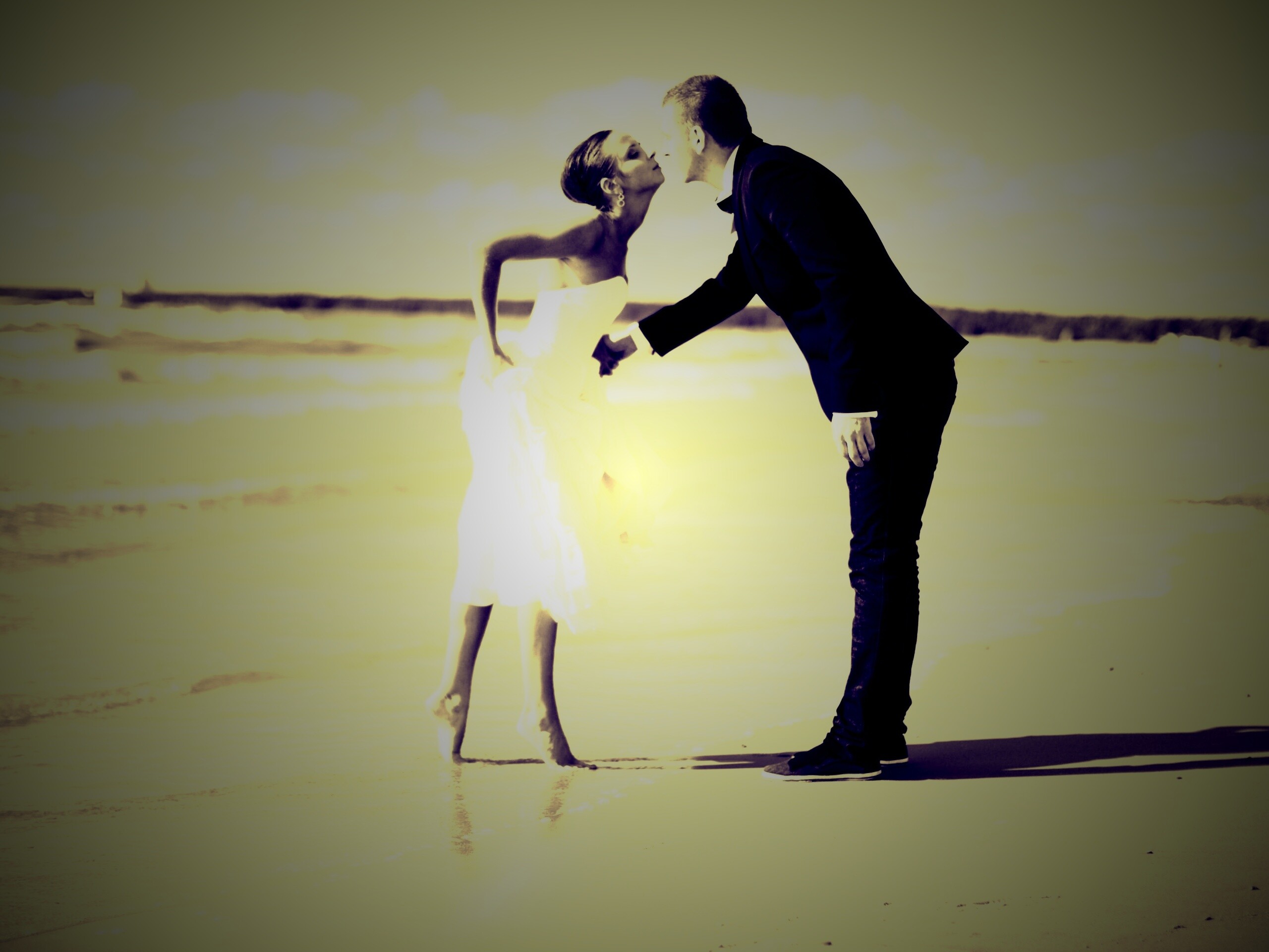 Поцелуй на пляже обои