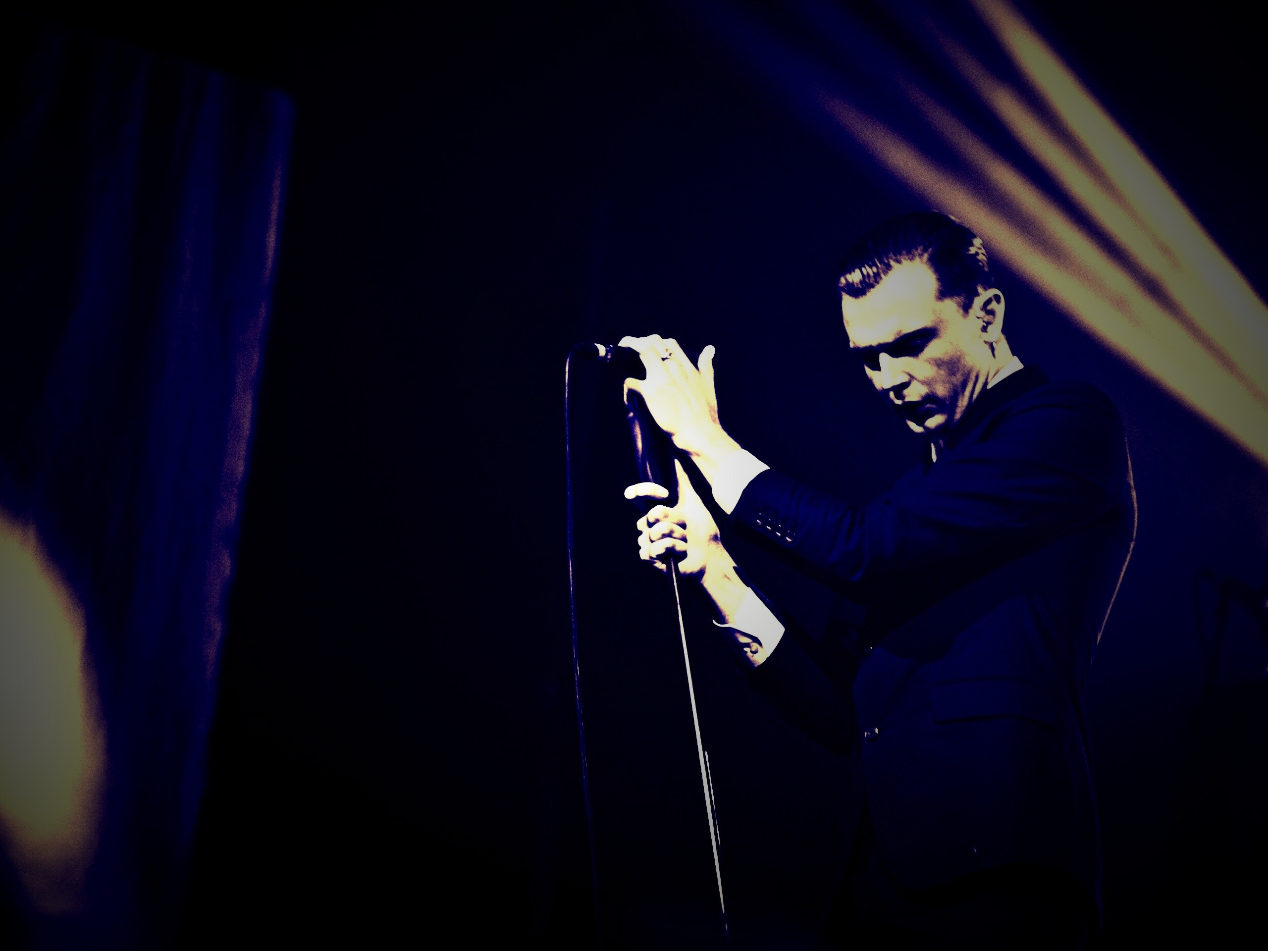 Тео Хатчкрафт на сцене обои