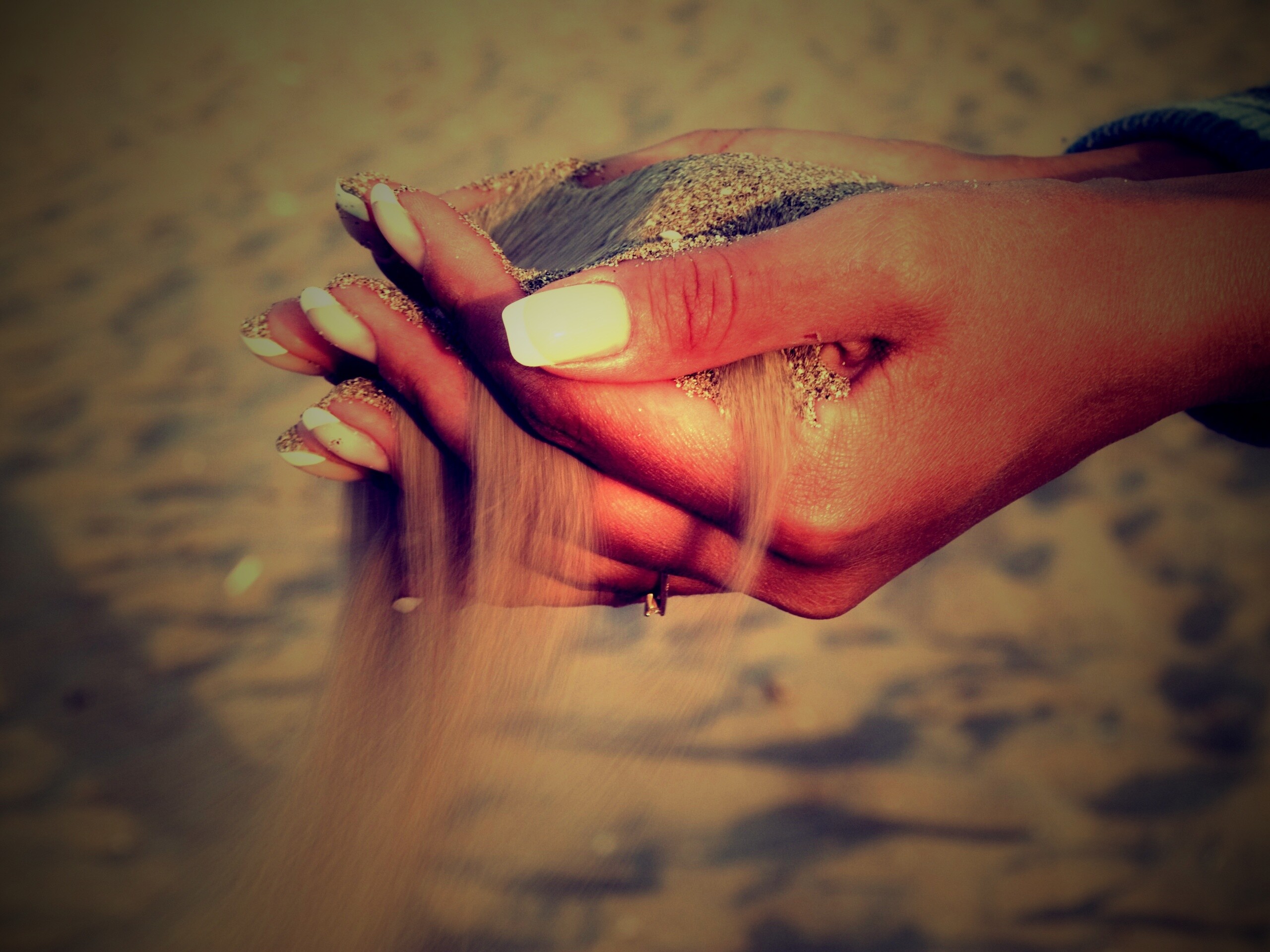 Песок сквозь пальцы обои