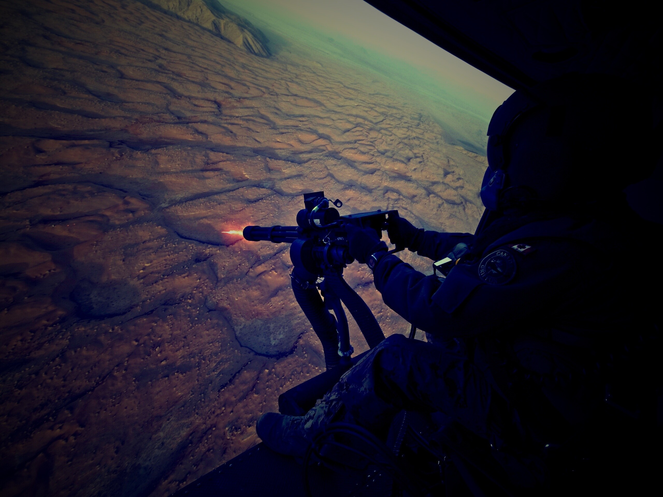 Обстрел с борта вертолета обои