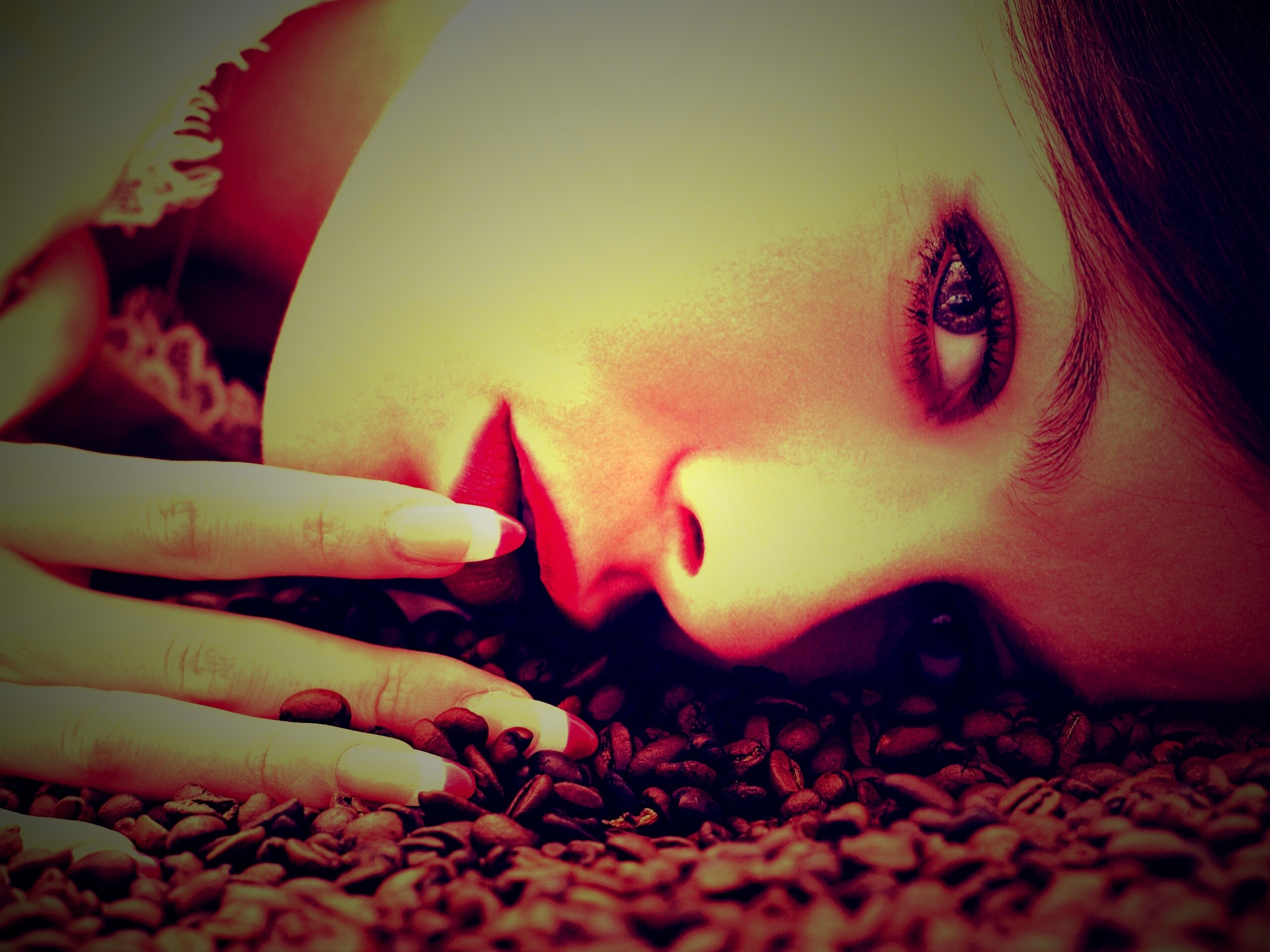 Соблазнительная девушка с кофейными зернами обои