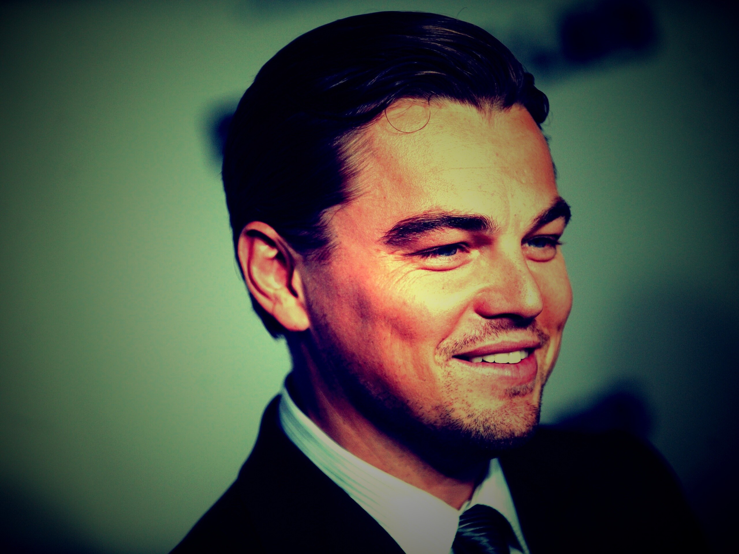 Леонардо Дикаприо в костюме обои