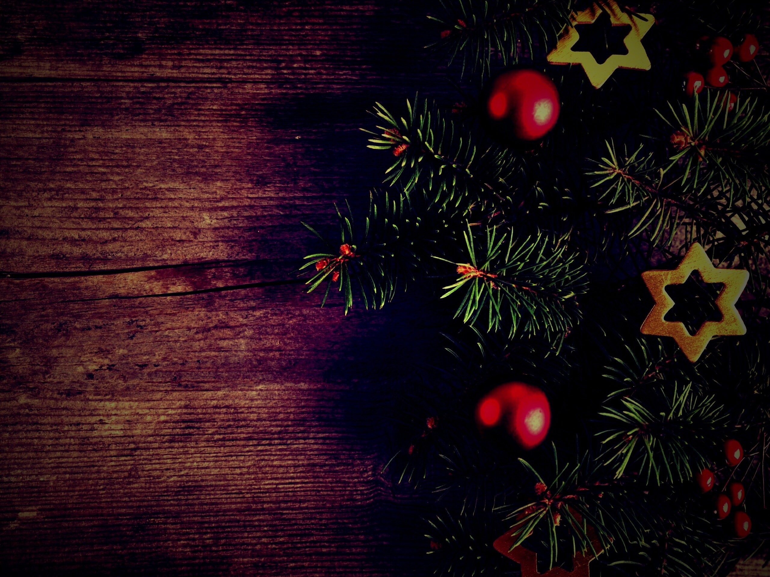 Новогодние игрушки на еловой ветке обои