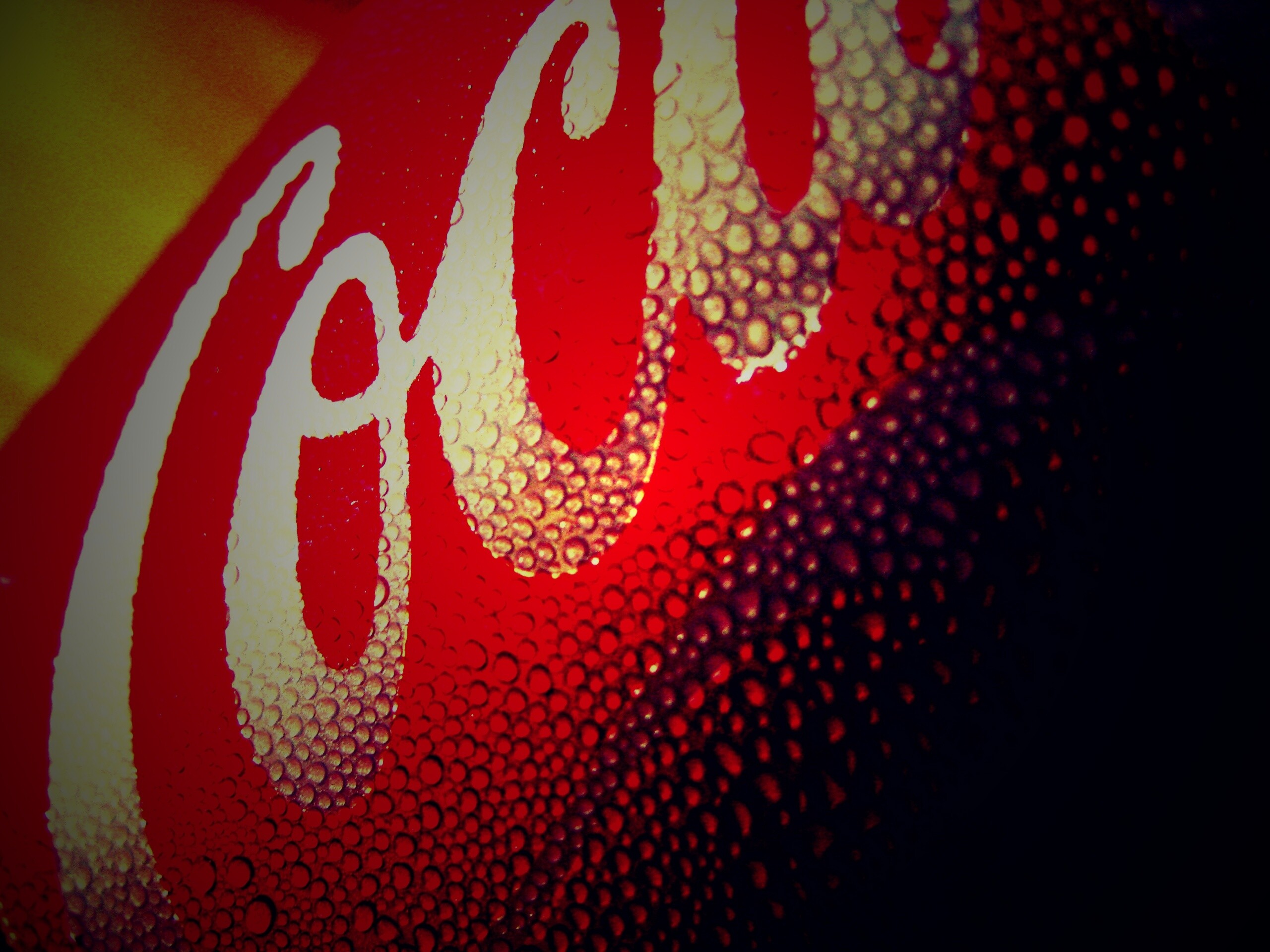 Запотевшая банка Кока-Колы обои