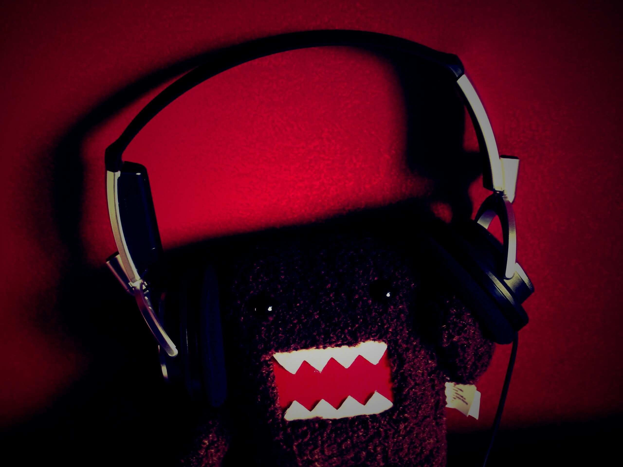 Демокун в наушниках обои