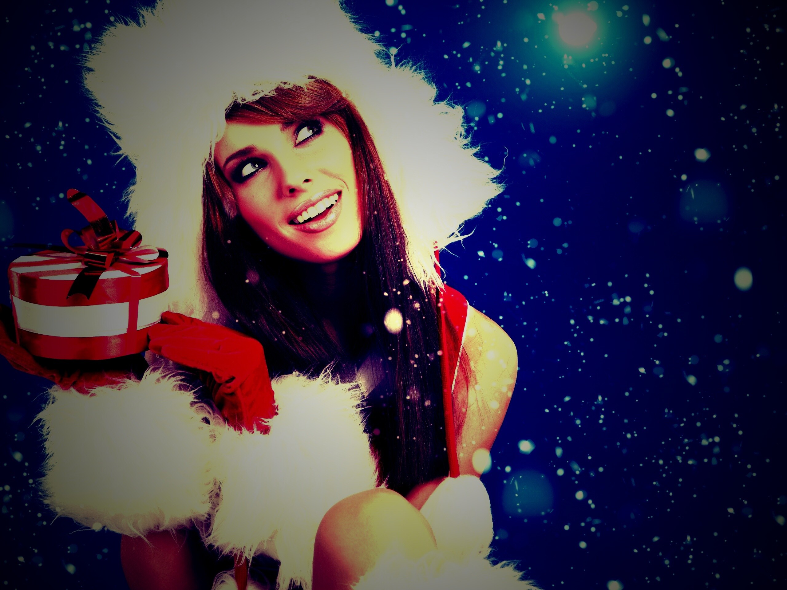 Девушка с новогодним подарком обои