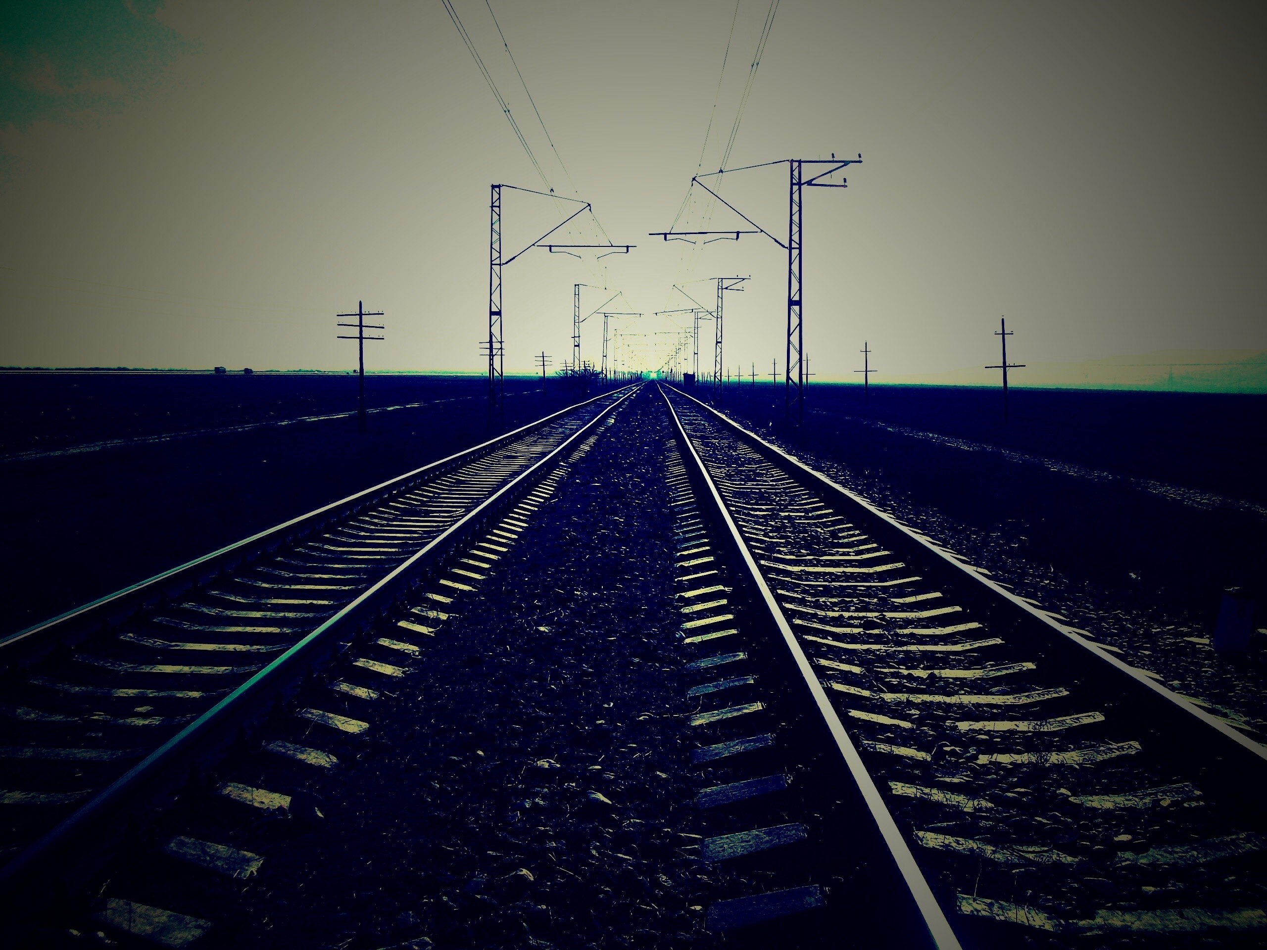 Железная дорога уходит вдаль обои