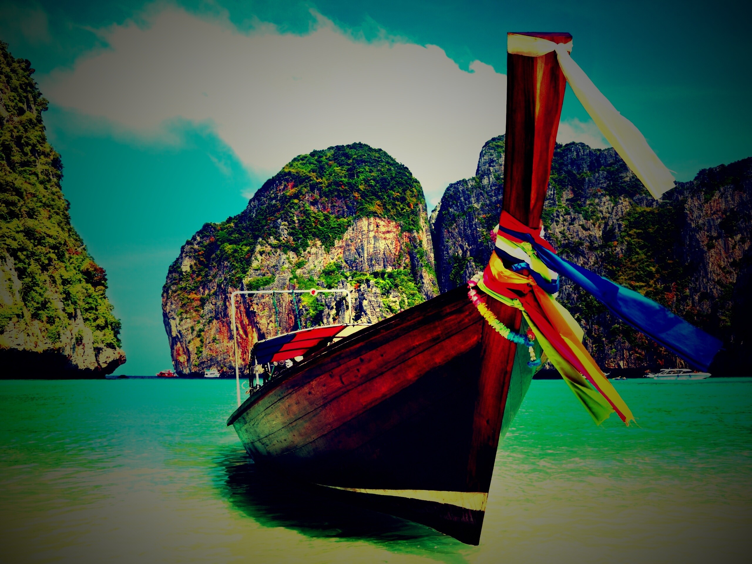 Лодка в райских водах обои