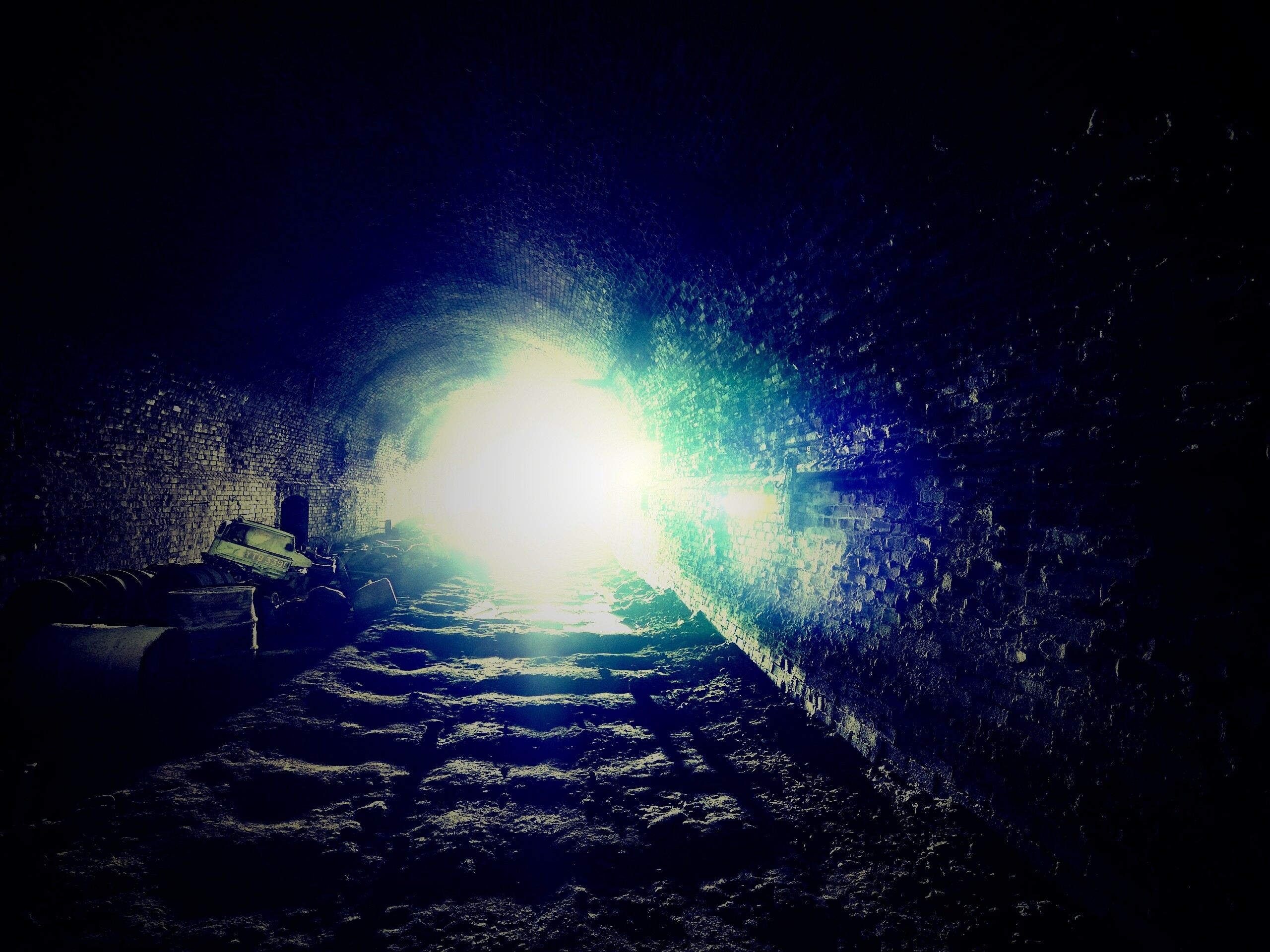 Захламленный тоннель обои