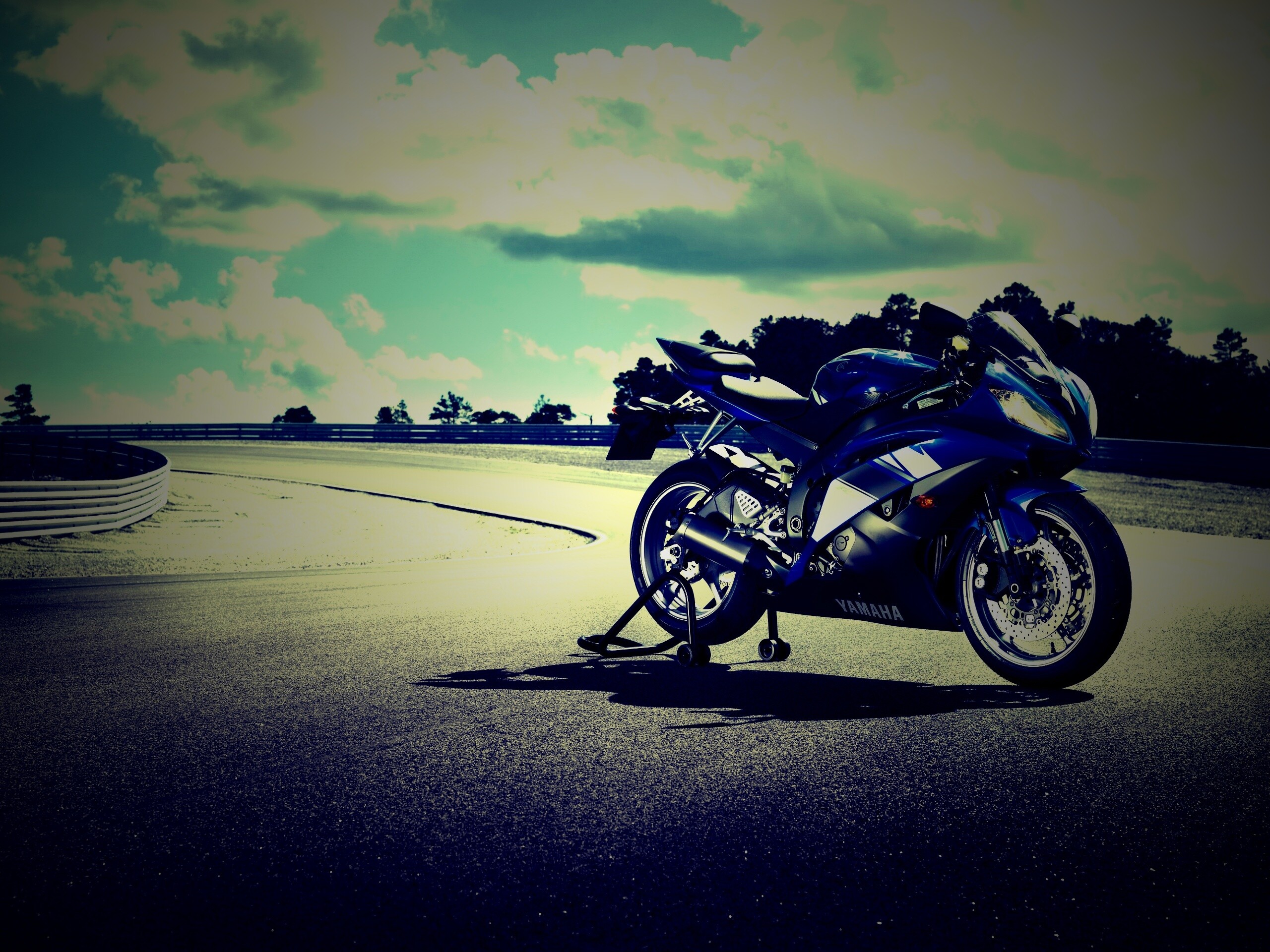 Yamaha R6 на трассе обои