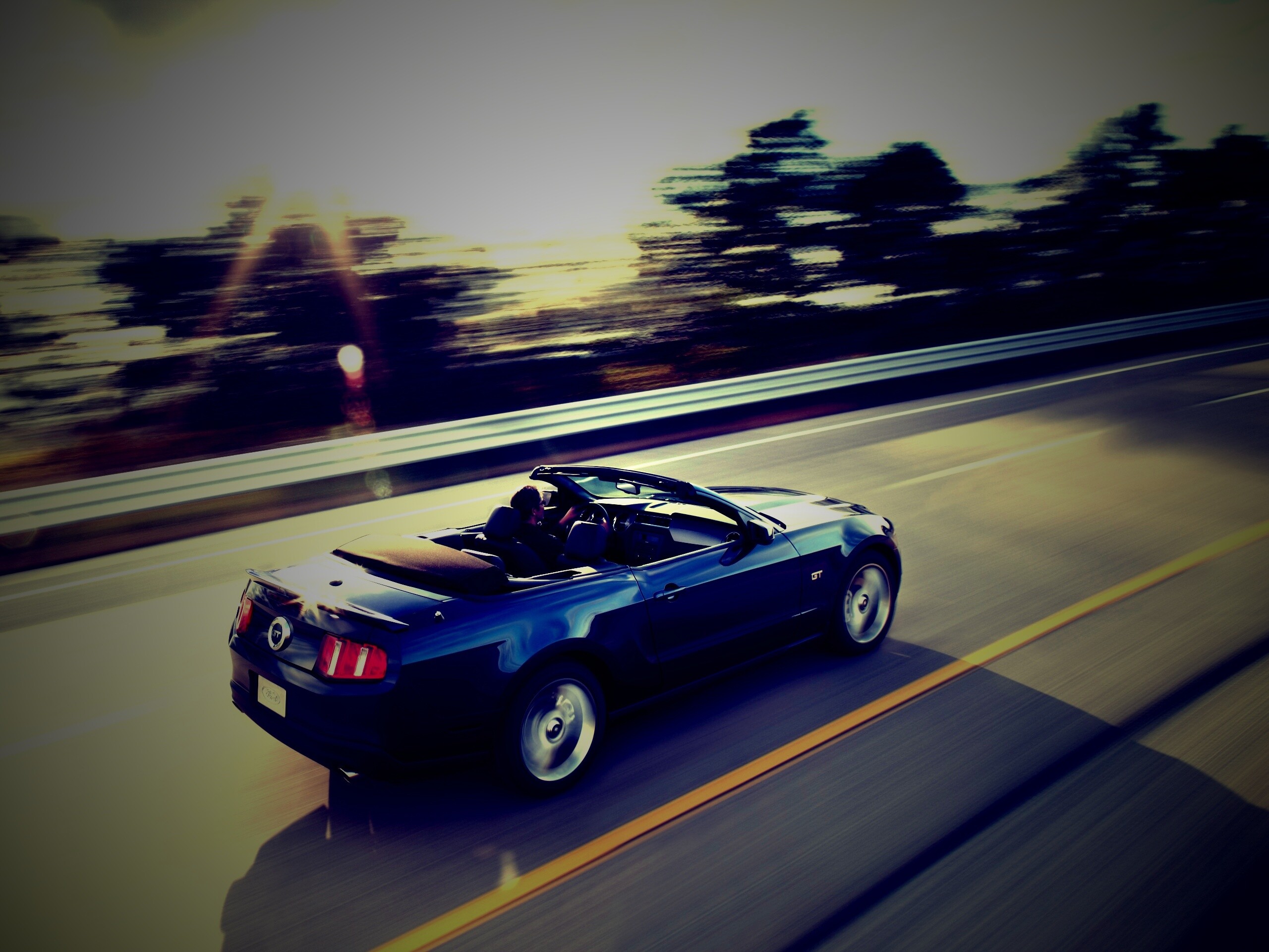 Машина на трассе обои