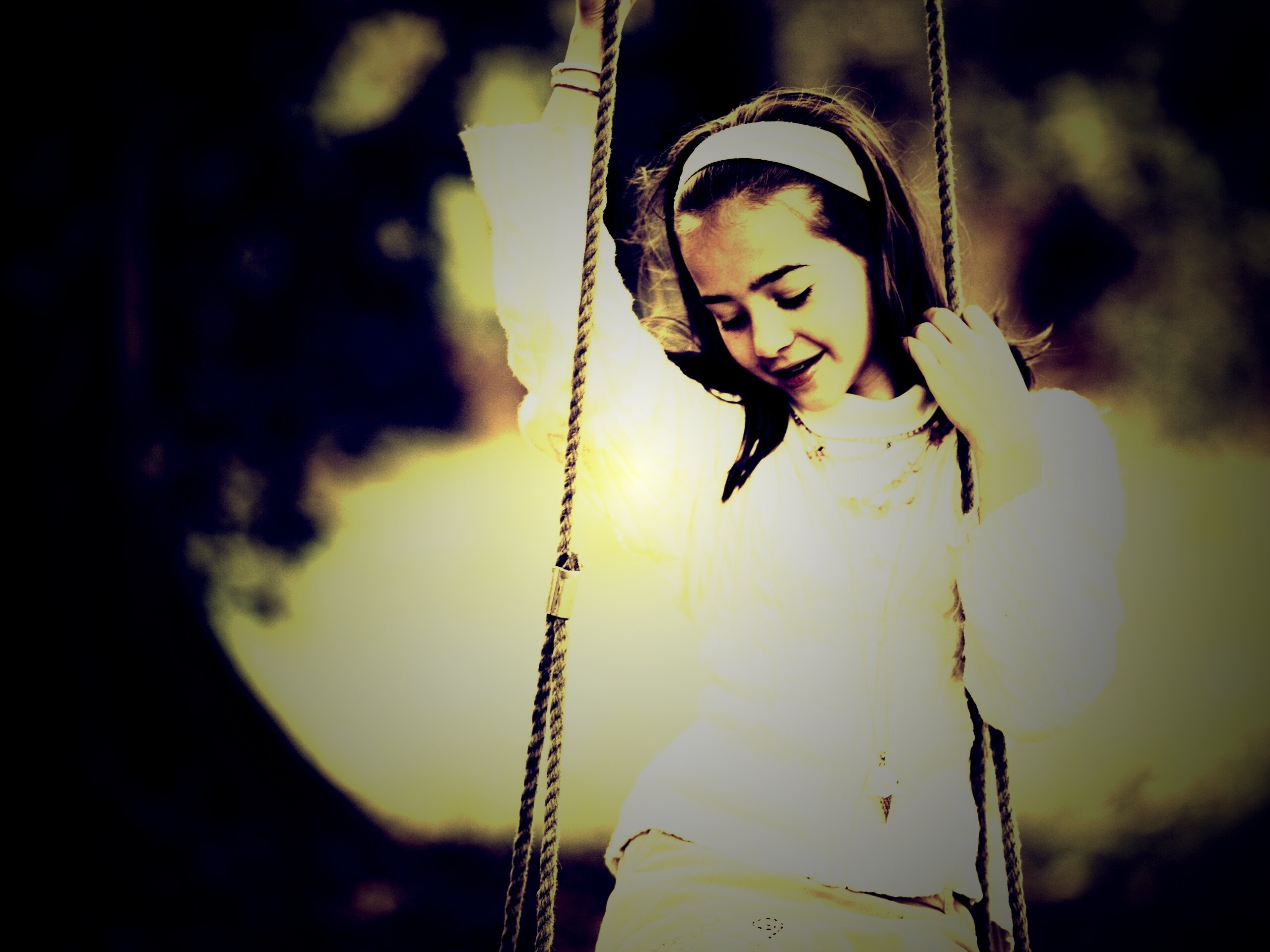 Девочка на качелях обои