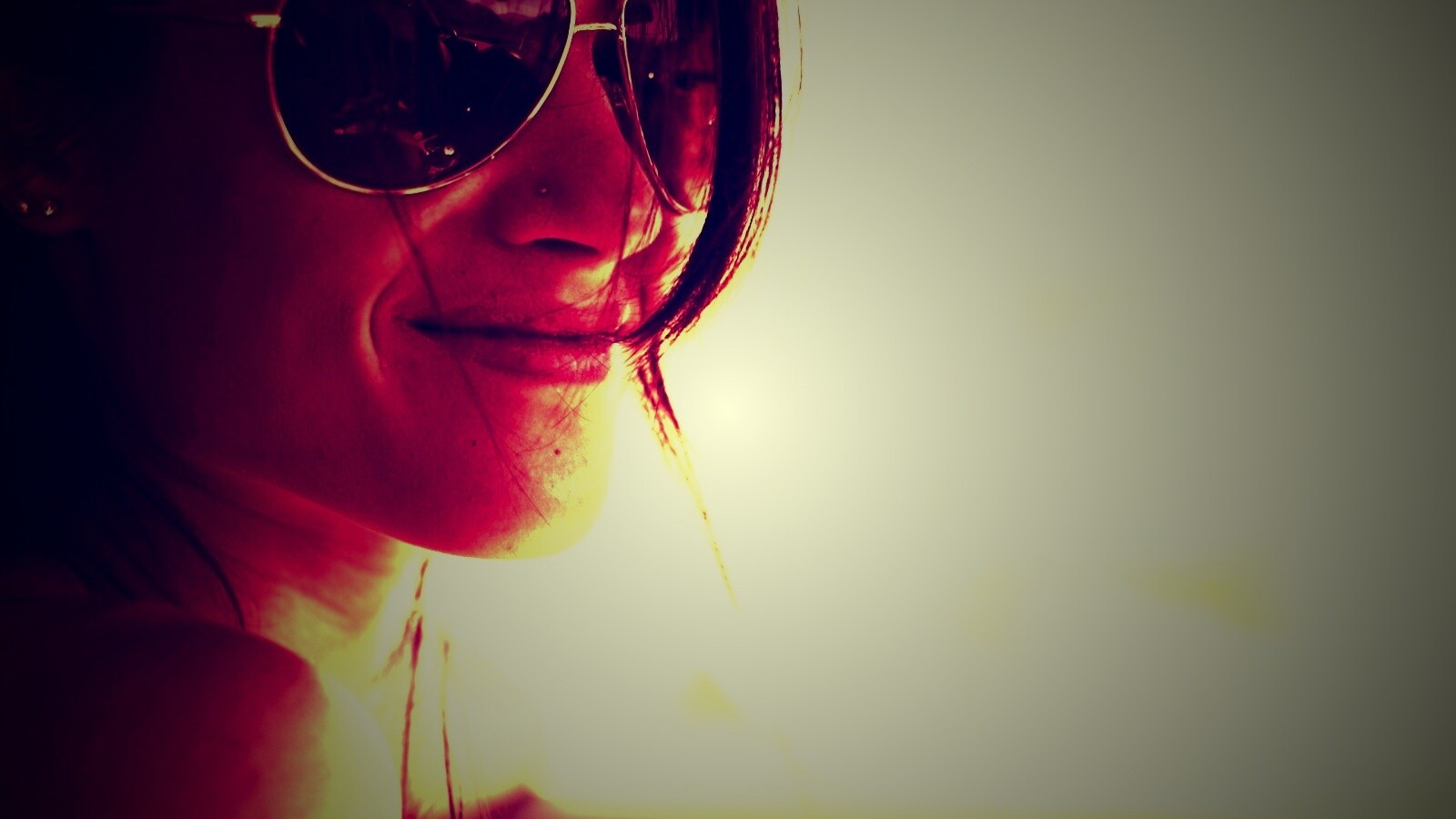 Девушка в очках обои