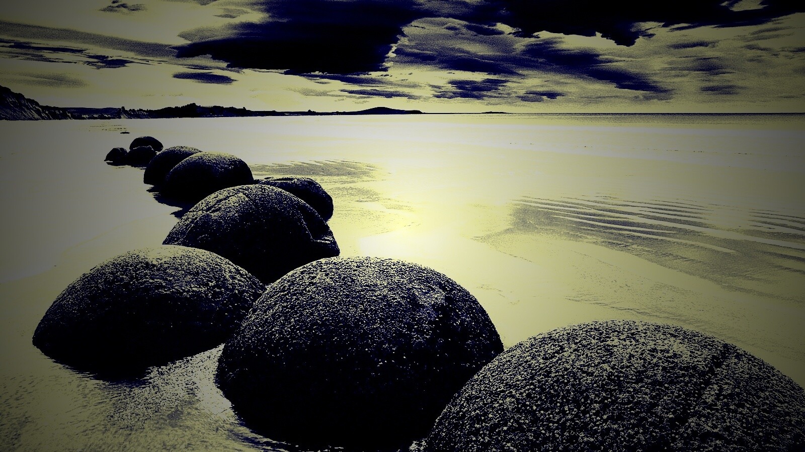 Круглые камни на берегу обои