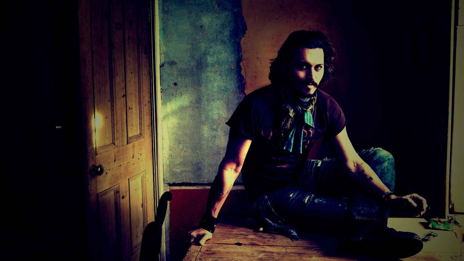 Джонни Депп на столе обои