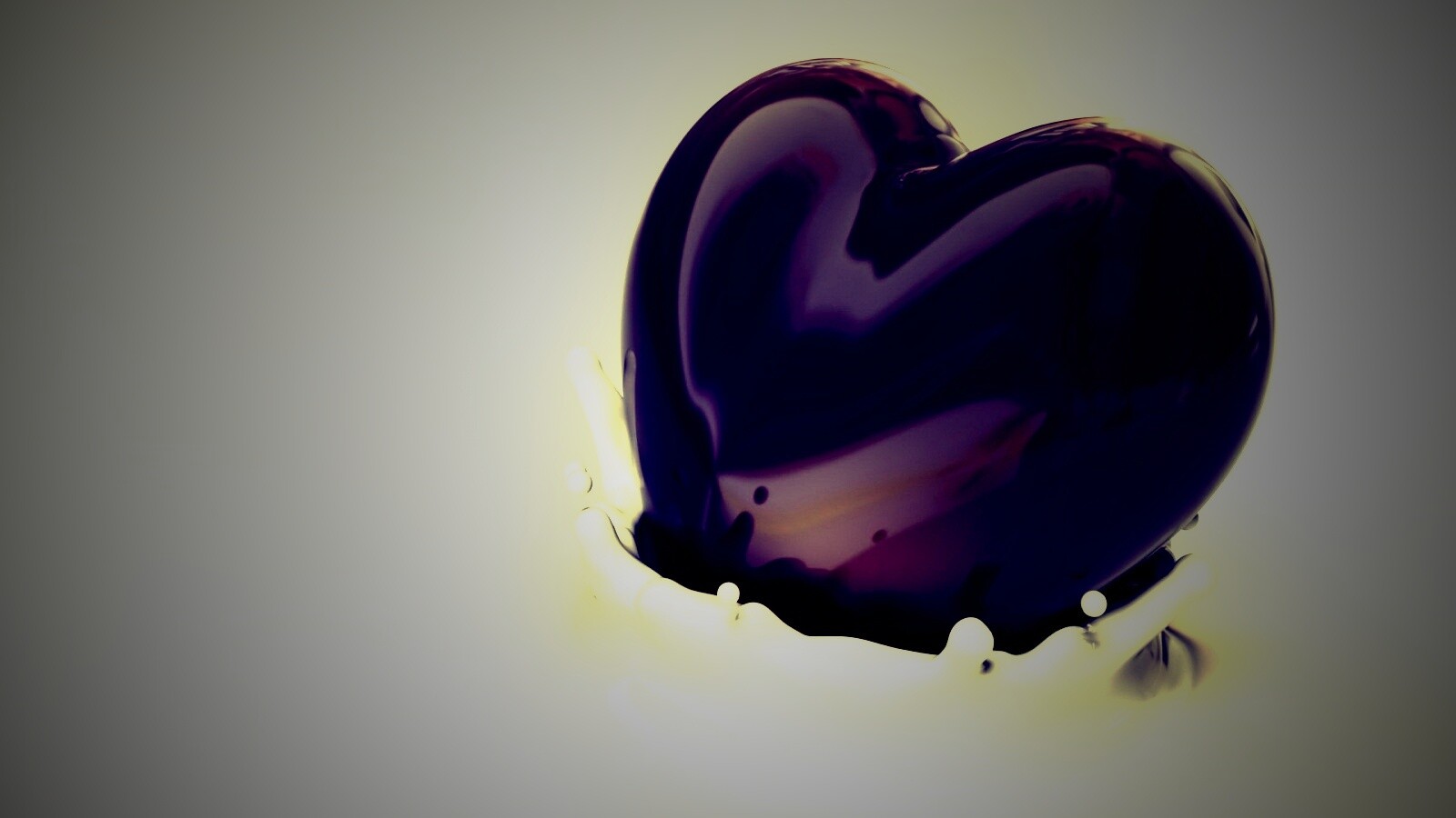 Шоколадное сердце в молоке обои