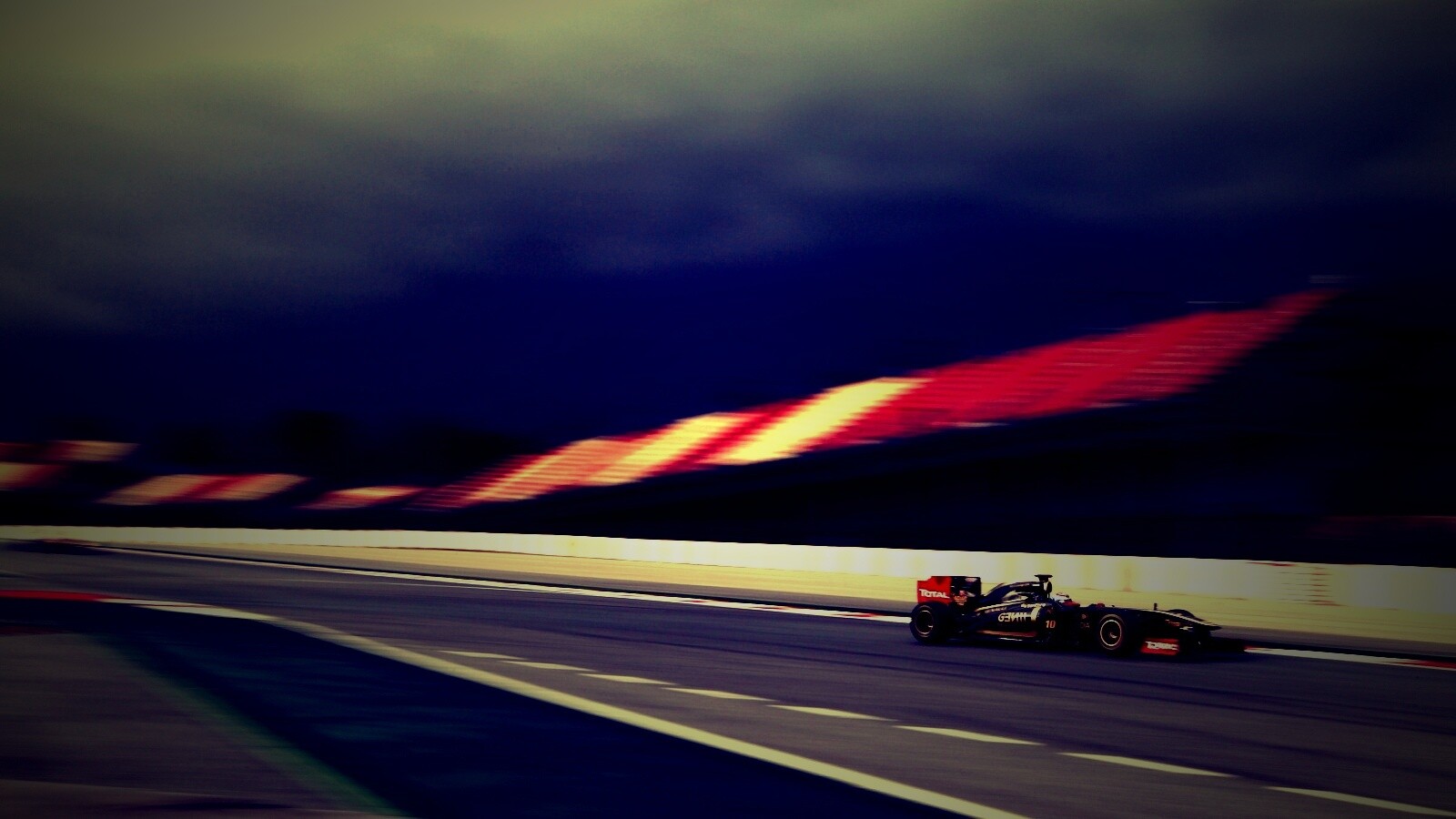 Болид на треке обои