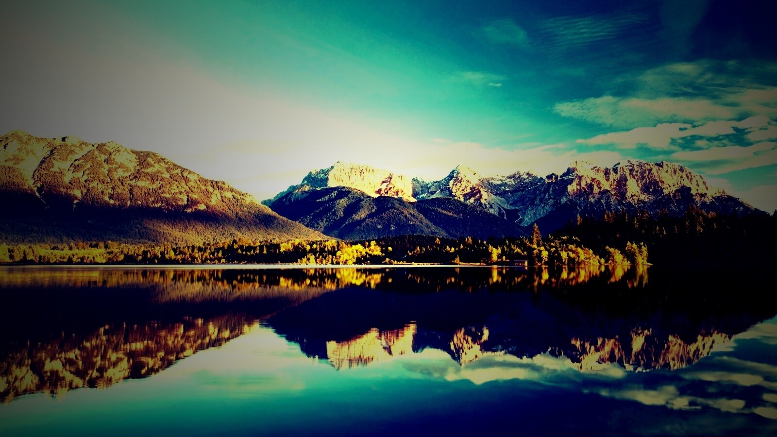 Горы отражаются в озере обои